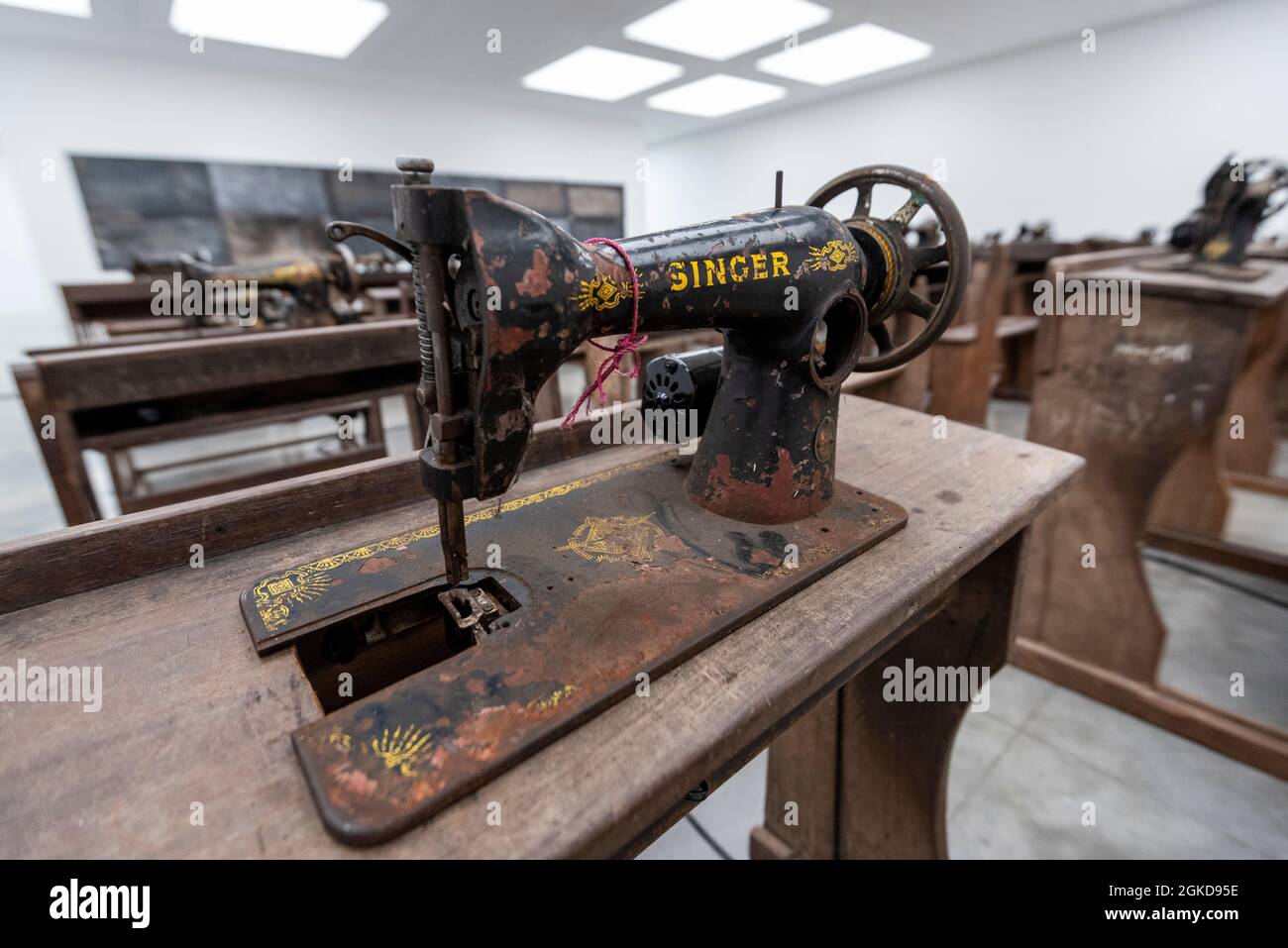 Londres, Royaume-Uni. 14 septembre 2021. Cadavres de capital (2021) par Ibrahim Mahama, 100 machines à coudre en métal rouillé fixées aux bureaux d'école en bois. Aperçu de «Lazarus», la nouvelle exposition solo d’Ibrahim Mahama à la galerie White Cube de Bermondsey qui présente des installations à grande échelle, des sculptures et des collages. L'exposition est le résultat de plusieurs mois de recherche à Nkrumah Volini, dans le nord du Ghana, un silo en béton abandonné accueillant une grande colonie de chauves-souris qui a inspiré certains des travaux exposés. Le spectacle se déroulera du 15 septembre au 7 novembre 2021. Credit: Stephen Chung / Alamy Live News Banque D'Images Londres, Royaume-Uni. 14 septembre 2021. Cadavres de capital (2021) par Ibrahim Mahama, 100 machines à coudre en métal rouillé fixées aux bureaux d'école en bois. Aperçu de «Lazarus», la nouvelle exposition solo d’Ibrahim Mahama à la galerie White Cube de Bermondsey qui présente des installations à grande échelle, des sculptures et des collages. L'exposition est le résultat de plusieurs mois de recherche à Nkrumah Volini, dans le nord du Ghana, un silo en béton abandonné accueillant une grande colonie de chauves-souris qui a inspiré certains des travaux exposés. Le spectacle se déroulera du 15 septembre au 7 novembre 2021. Credit: Stephen Chung / Alamy Live News Banque D'Images