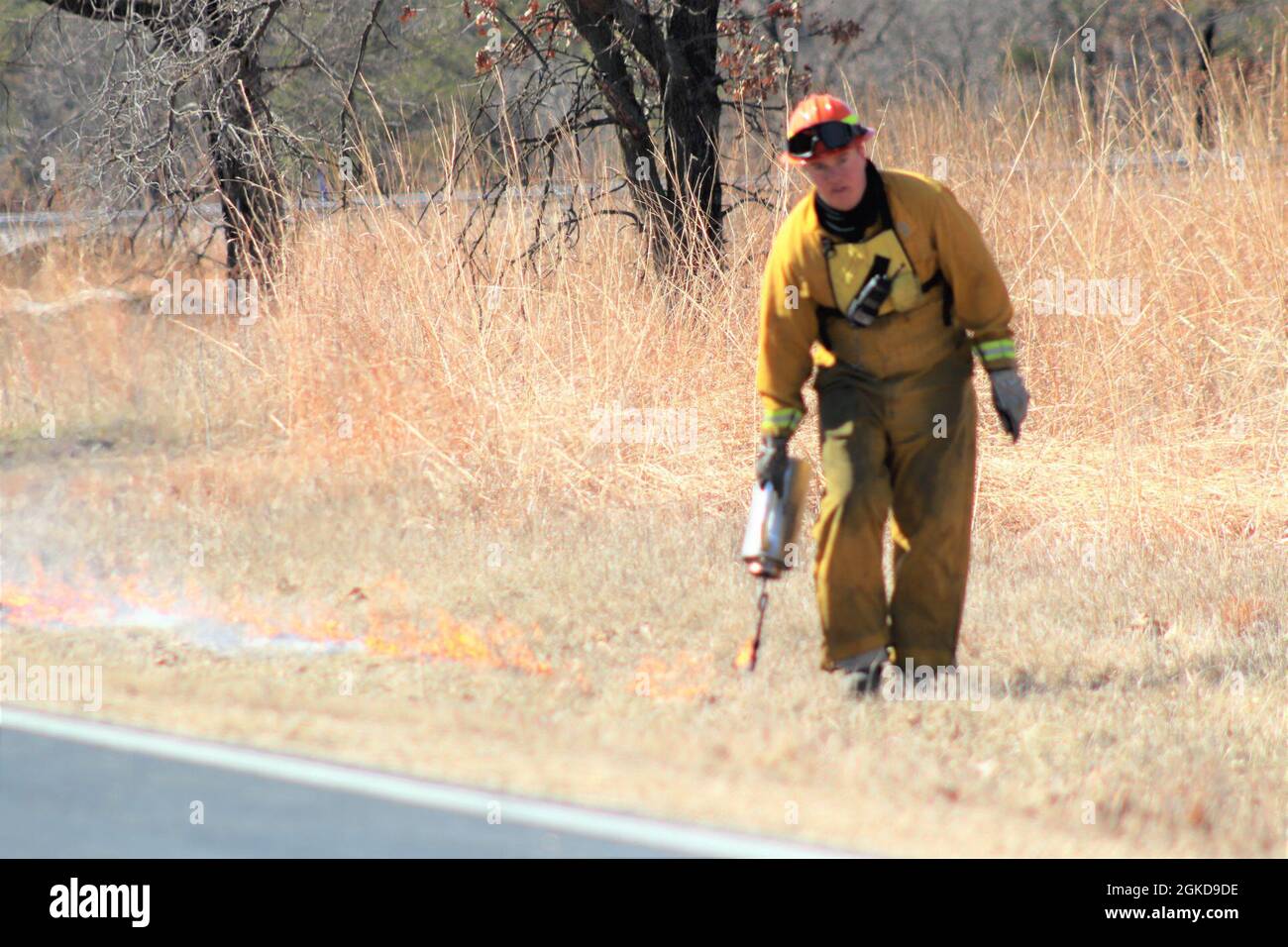 Le technicien en foresterie Tim Parry allume un brûlage prescrit le 18 mars 2021, le long des voies ferrées de South Post à fort McCoy, Wisconsin. L'équipe de brûlage prescrit comprend du personnel de la Direction des services d'urgence du Service des incendies de fort McCoy; de la Direction des travaux publics (DFP), Division de l'environnement, Direction des ressources naturelles; Direction des plans, de la formation, de la mobilisation et de la sécurité; et le Centre universitaire de gestion environnementale des terres militaires de l'État du Colorado, sous contrat avec le poste. Les brûlures prescrites améliorent également l'habitat de la faune, contrôlent les espèces végétales envahissantes, rétablissent Banque D'Images