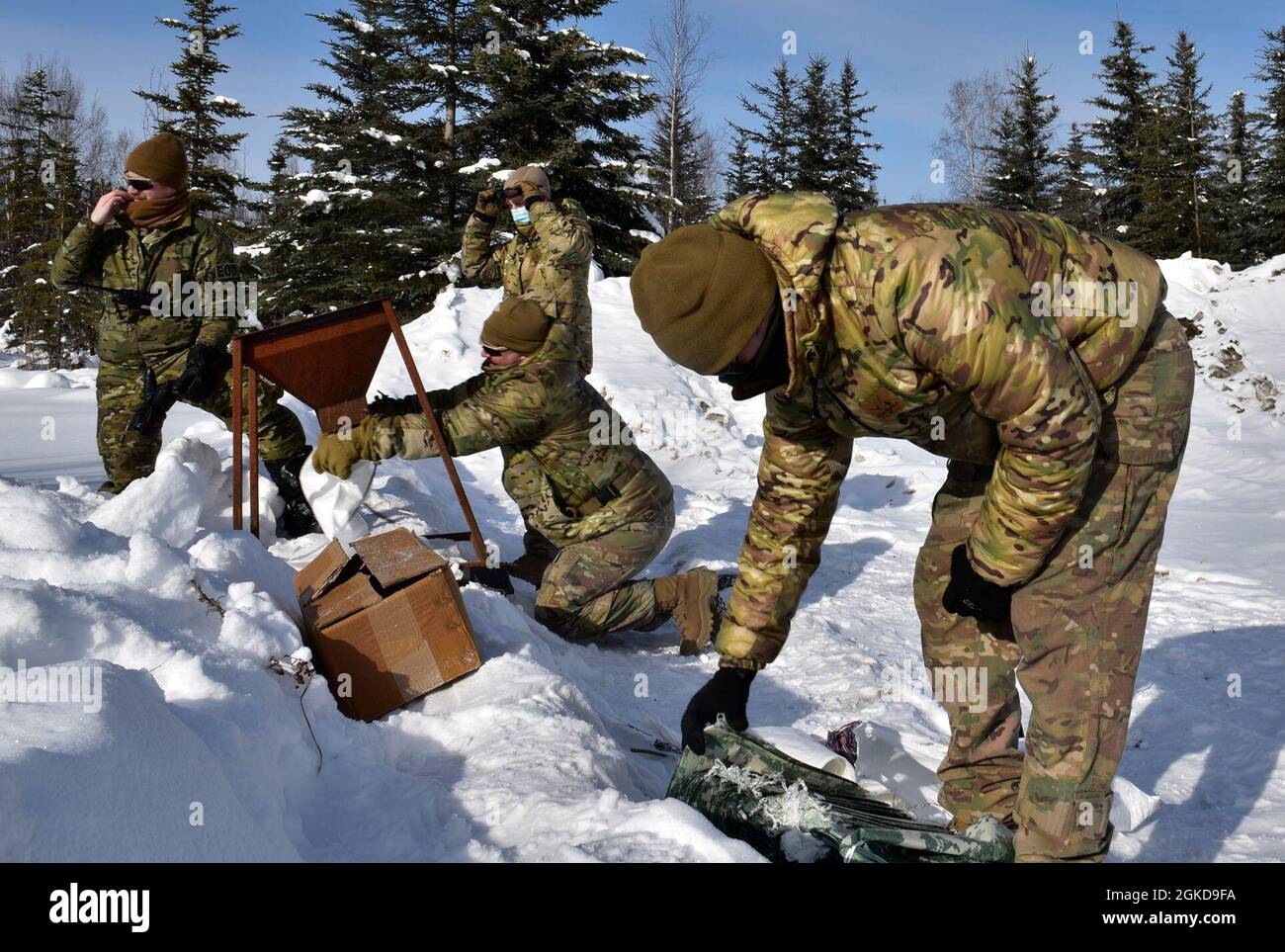 Les aviateurs de la U.S. Air Force du 354e Escadron du génie civil (EOD) préparent des sacs pour l'expérience d'atténuation de la neige le 18 mars 2021, à la base aérienne d'Eielson, en Alaska. L'expérience a testé l'utilisation de la neige pour aider à atténuer les effets explosifs. En raison de l’environnement arctique de l’Alaska, la méthode habituelle d’utilisation de l’eau pour réduire les pics de pression des vagues de souffle est souvent peu pratique. Par conséquent, Icemen Spark et EOD ont cherché à utiliser un matériau plus facilement disponible: La neige. Banque D'Images