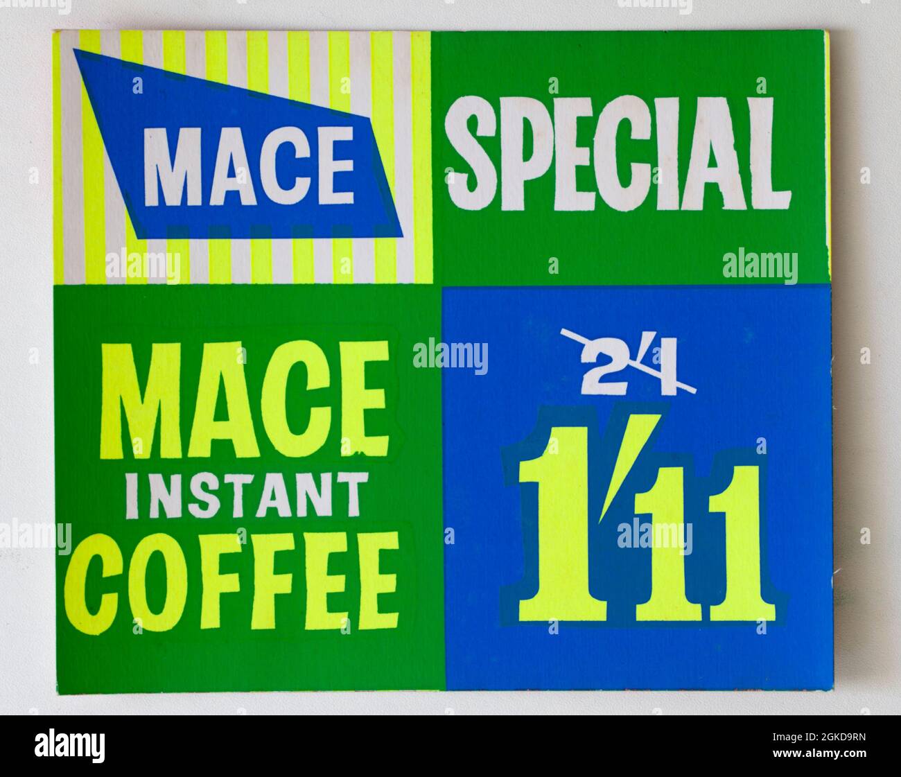 Carte d'affichage des prix du Mace Shop vintage des années 1960 - café instantané Banque D'Images
