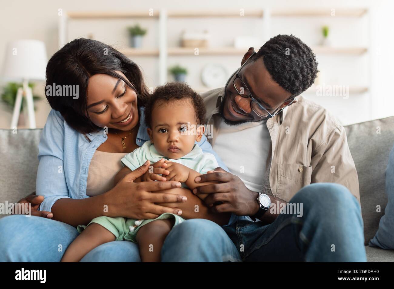 Portrait de famille noire heureuse souriant regardant l'enfant Banque D'Images