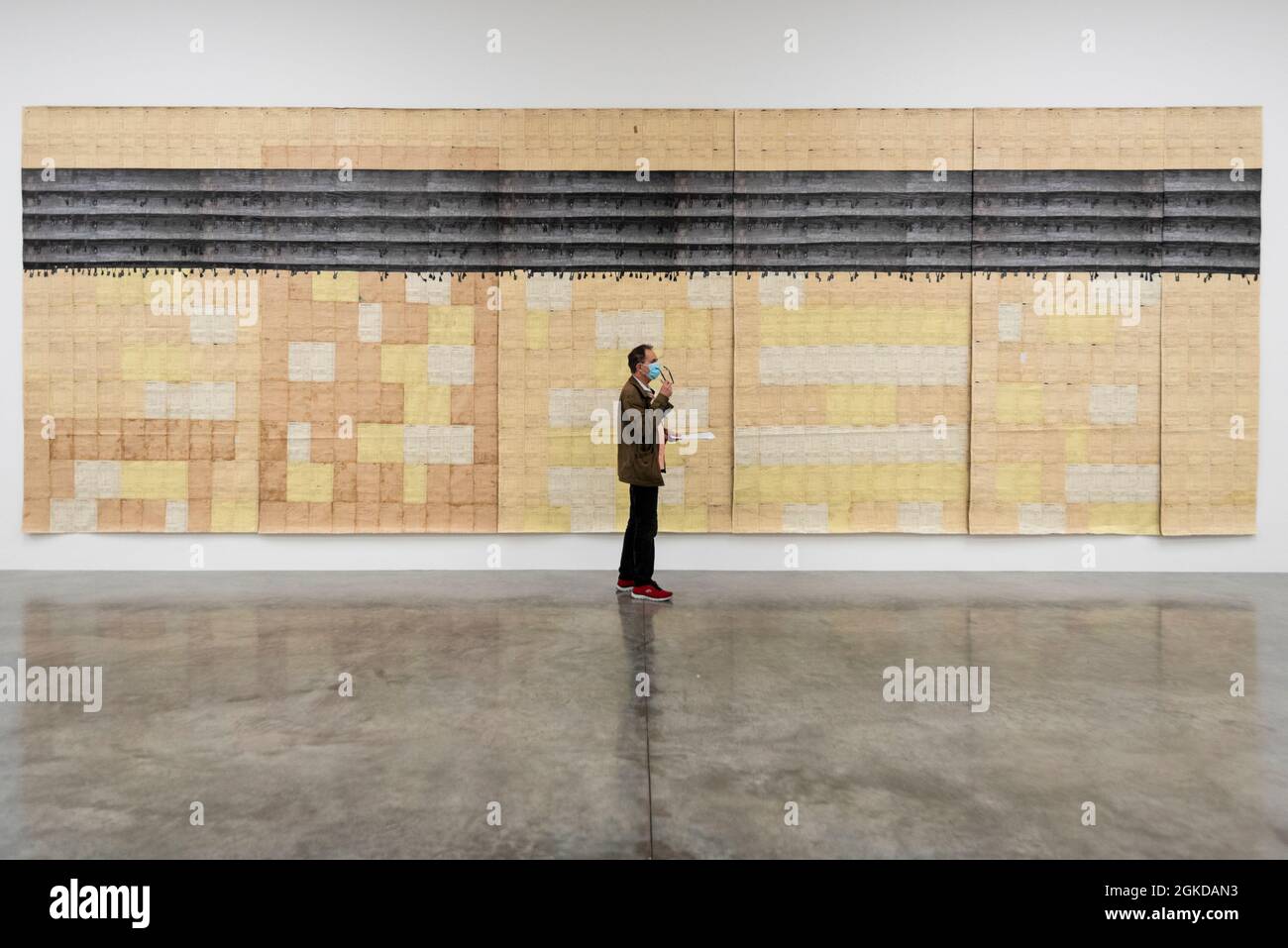 Londres, Royaume-Uni. 14 septembre 2021. Une œuvre d'Ibrahim Mahama. Aperçu de «Lazarus», la nouvelle exposition solo d’Ibrahim Mahama à la galerie White Cube de Bermondsey qui présente des installations à grande échelle, des sculptures et des collages. L'exposition est le résultat de plusieurs mois de recherche à Nkrumah Volini, dans le nord du Ghana, un silo en béton abandonné accueillant une grande colonie de chauves-souris qui a inspiré certains des travaux exposés. Le spectacle se déroulera du 15 septembre au 7 novembre 2021. Credit: Stephen Chung / Alamy Live News Banque D'Images Londres, Royaume-Uni. 14 septembre 2021. Une œuvre d'Ibrahim Mahama. Aperçu de «Lazarus», la nouvelle exposition solo d’Ibrahim Mahama à la galerie White Cube de Bermondsey qui présente des installations à grande échelle, des sculptures et des collages. L'exposition est le résultat de plusieurs mois de recherche à Nkrumah Volini, dans le nord du Ghana, un silo en béton abandonné accueillant une grande colonie de chauves-souris qui a inspiré certains des travaux exposés. Le spectacle se déroulera du 15 septembre au 7 novembre 2021. Credit: Stephen Chung / Alamy Live News Banque D'Images