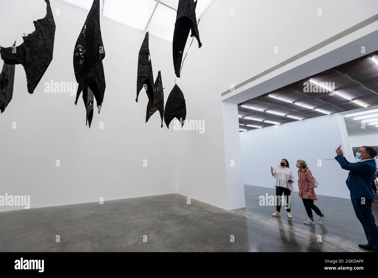 Londres, Royaume-Uni. 14 septembre 2021. Lazarus (2021) par Ibrahim Mahama. Aperçu de «Lazarus», la nouvelle exposition solo d’Ibrahim Mahama à la galerie White Cube de Bermondsey qui présente des installations à grande échelle, des sculptures et des collages. L'exposition est le résultat de plusieurs mois de recherche à Nkrumah Volini, dans le nord du Ghana, un silo en béton abandonné accueillant une grande colonie de chauves-souris qui a inspiré certains des travaux exposés. Le spectacle se déroulera du 15 septembre au 7 novembre 2021. Credit: Stephen Chung / Alamy Live News Banque D'Images Londres, Royaume-Uni. 14 septembre 2021. Lazarus (2021) par Ibrahim Mahama. Aperçu de «Lazarus», la nouvelle exposition solo d’Ibrahim Mahama à la galerie White Cube de Bermondsey qui présente des installations à grande échelle, des sculptures et des collages. L'exposition est le résultat de plusieurs mois de recherche à Nkrumah Volini, dans le nord du Ghana, un silo en béton abandonné accueillant une grande colonie de chauves-souris qui a inspiré certains des travaux exposés. Le spectacle se déroulera du 15 septembre au 7 novembre 2021. Credit: Stephen Chung / Alamy Live News Banque D'Images
