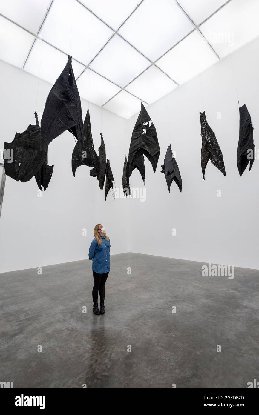 Londres, Royaume-Uni. 14 septembre 2021. Lazarus (2021) par Ibrahim Mahama. Aperçu de «Lazarus», la nouvelle exposition solo d’Ibrahim Mahama à la galerie White Cube de Bermondsey qui présente des installations à grande échelle, des sculptures et des collages. L'exposition est le résultat de plusieurs mois de recherche à Nkrumah Volini, dans le nord du Ghana, un silo en béton abandonné accueillant une grande colonie de chauves-souris qui a inspiré certains des travaux exposés. Le spectacle se déroulera du 15 septembre au 7 novembre 2021. Credit: Stephen Chung / Alamy Live News Banque D'Images Londres, Royaume-Uni. 14 septembre 2021. Lazarus (2021) par Ibrahim Mahama. Aperçu de «Lazarus», la nouvelle exposition solo d’Ibrahim Mahama à la galerie White Cube de Bermondsey qui présente des installations à grande échelle, des sculptures et des collages. L'exposition est le résultat de plusieurs mois de recherche à Nkrumah Volini, dans le nord du Ghana, un silo en béton abandonné accueillant une grande colonie de chauves-souris qui a inspiré certains des travaux exposés. Le spectacle se déroulera du 15 septembre au 7 novembre 2021. Credit: Stephen Chung / Alamy Live News Banque D'Images