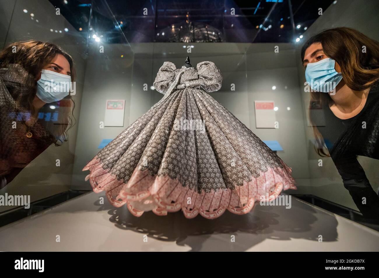 Londres, Royaume-Uni. 14 septembre 2021. Bushra Waqas Khan, Untitled, 2019 - Un aperçu de la liste des prix Jameel au Victoria and Albert Museum. Il s'agit du premier prix au monde pour l'art et le design contemporains inspirés de la tradition islamique. Fondé par le V&A en 2009 en partenariat avec Art Jameel, le Prix en est maintenant à sa sixième édition. Huit finalistes ont été sélectionnés pour le prix de 25,000 £. Crédit : Guy Bell/Alay Live News Banque D'Images