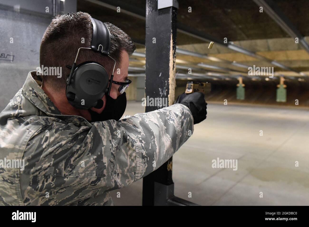 Paul Burger, colonel de la US Air Force, 88e commandant du Groupe de soutien à la mission, tire un pistolet M18 au 88e Escadron des armes de combat de la Force de sécurité à la base aérienne Wright-Patterson, Ohio, le 19 mars 2021. Les instructeurs d'armes de combat travaillent à maintenir le personnel des 88 armes ABW qualifié pour les exigences de préparation et de déploiement. Banque D'Images