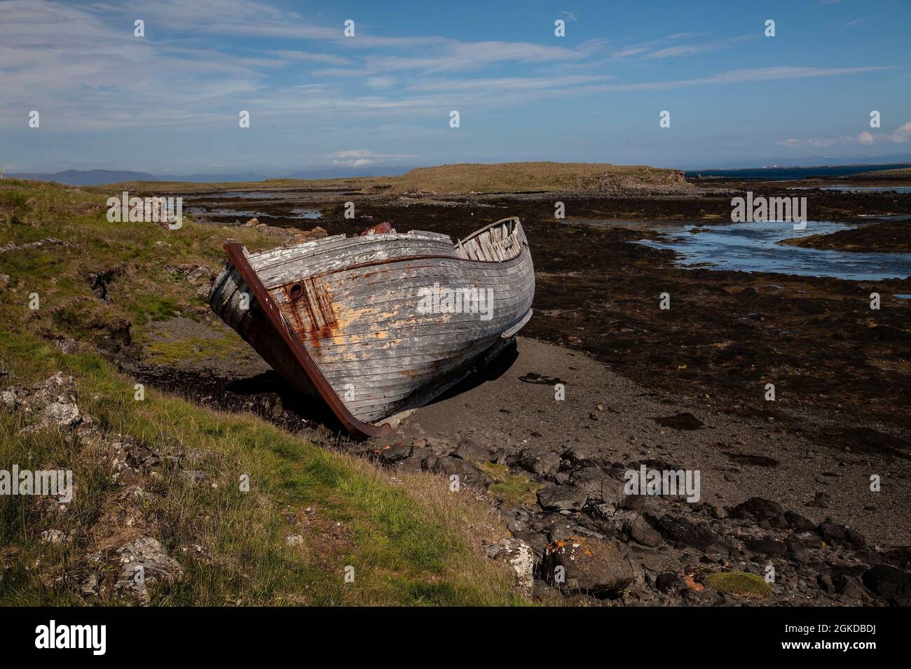 Bateau en bois négligé et en décomposition "Gísli Magnússon SH 101", transporté sur les sables et abandonné sur la plage de Gryluvogur Flatey Island en Islande Banque D'Images