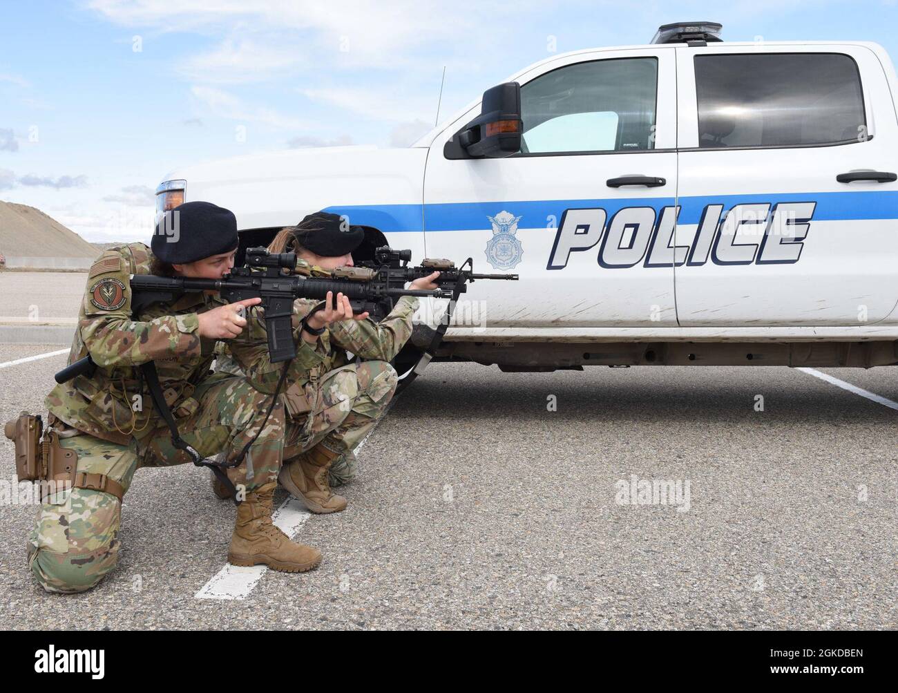 Elizabeth Hanson, membre de la haute direction de la Force aérienne des États-Unis, chef d'intervention du 366e Escadron des forces de sécurité (plus à gauche), et U.S. Air Force Tech. Sgt. Megan Schneider, 366e officier du SFS en charge des armes de combat (à gauche) pose pour une photo, le 19 mars 2021, à la base aérienne de Mountain Home, Idaho. Récemment, le 366e SFS a publié de nouveaux porte-plaques femelles, ce qui a augmenté les performances de l'emploi et réduit les contraintes physiques sur les femmes défenseurs. Banque D'Images