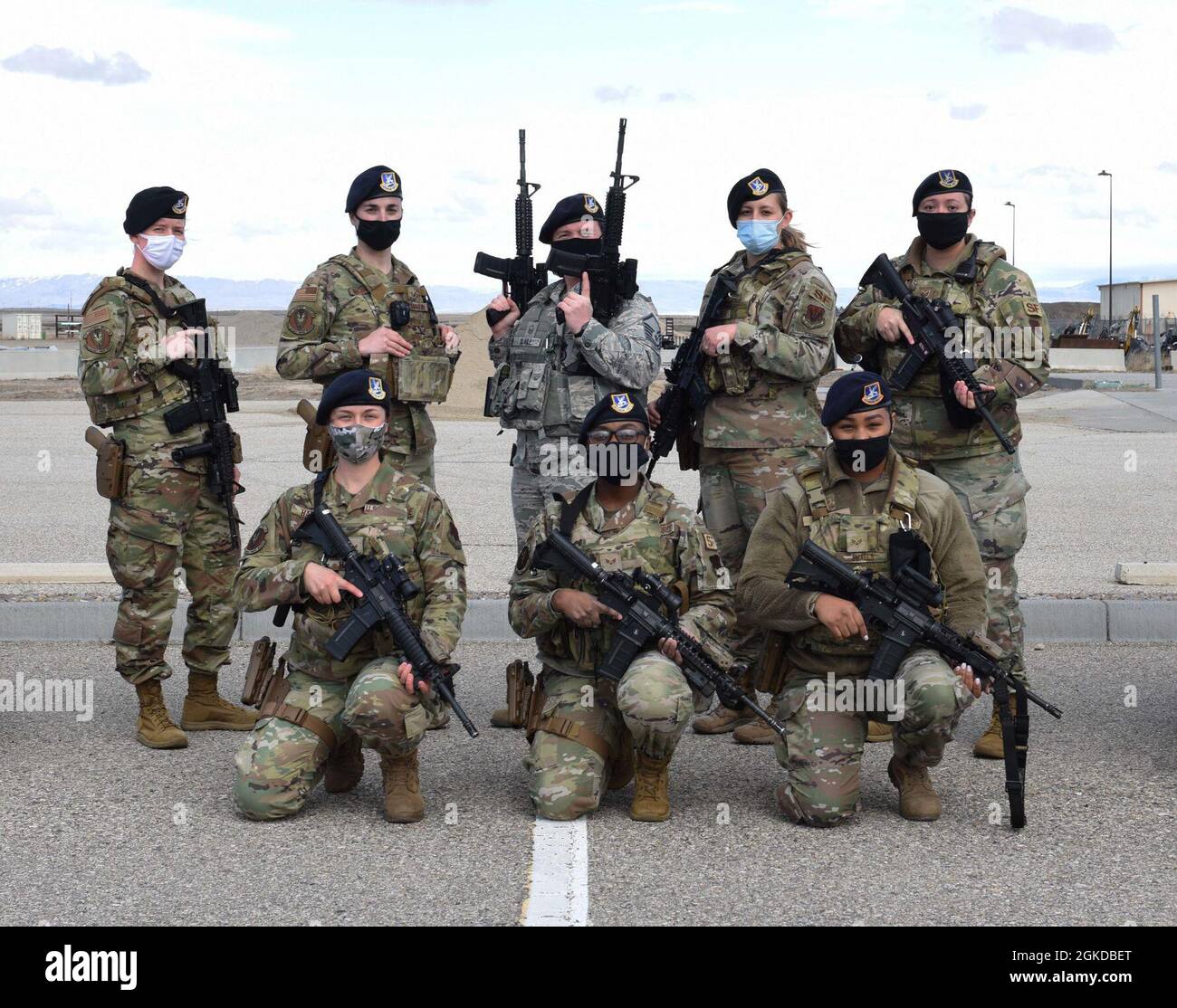 Un groupe de femmes défenseures du 366e Escadron des forces de sécurité pose pour une photo, le 19 mars 2021, à la base aérienne de Mountain Home, Idaho. En 1985, les femmes ont été officiellement autorisées à rejoindre le domaine de carrière des forces de sécurité, ce qui signifie qu'aucun emploi dans ce domaine ne pourrait être interdit. Banque D'Images