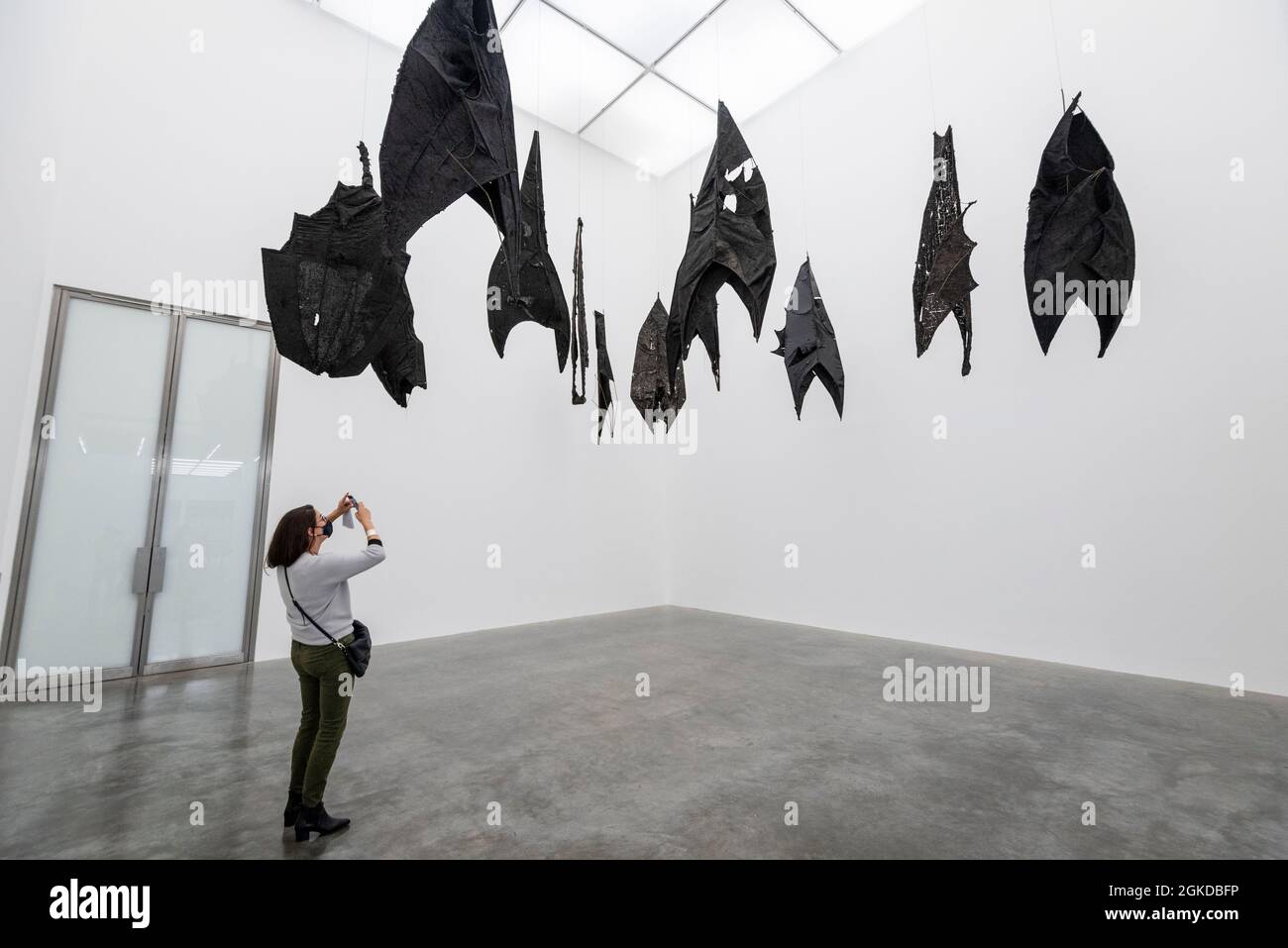 Londres, Royaume-Uni. 14 septembre 2021. Lazarus (2021) par Ibrahim Mahama. Aperçu de «Lazarus», la nouvelle exposition solo d’Ibrahim Mahama à la galerie White Cube de Bermondsey qui présente des installations à grande échelle, des sculptures et des collages. L'exposition est le résultat de plusieurs mois de recherche à Nkrumah Volini, dans le nord du Ghana, un silo en béton abandonné accueillant une grande colonie de chauves-souris qui a inspiré certains des travaux exposés. Le spectacle se déroulera du 15 septembre au 7 novembre 2021. Credit: Stephen Chung / Alamy Live News Banque D'Images Londres, Royaume-Uni. 14 septembre 2021. Lazarus (2021) par Ibrahim Mahama. Aperçu de «Lazarus», la nouvelle exposition solo d’Ibrahim Mahama à la galerie White Cube de Bermondsey qui présente des installations à grande échelle, des sculptures et des collages. L'exposition est le résultat de plusieurs mois de recherche à Nkrumah Volini, dans le nord du Ghana, un silo en béton abandonné accueillant une grande colonie de chauves-souris qui a inspiré certains des travaux exposés. Le spectacle se déroulera du 15 septembre au 7 novembre 2021. Credit: Stephen Chung / Alamy Live News Banque D'Images