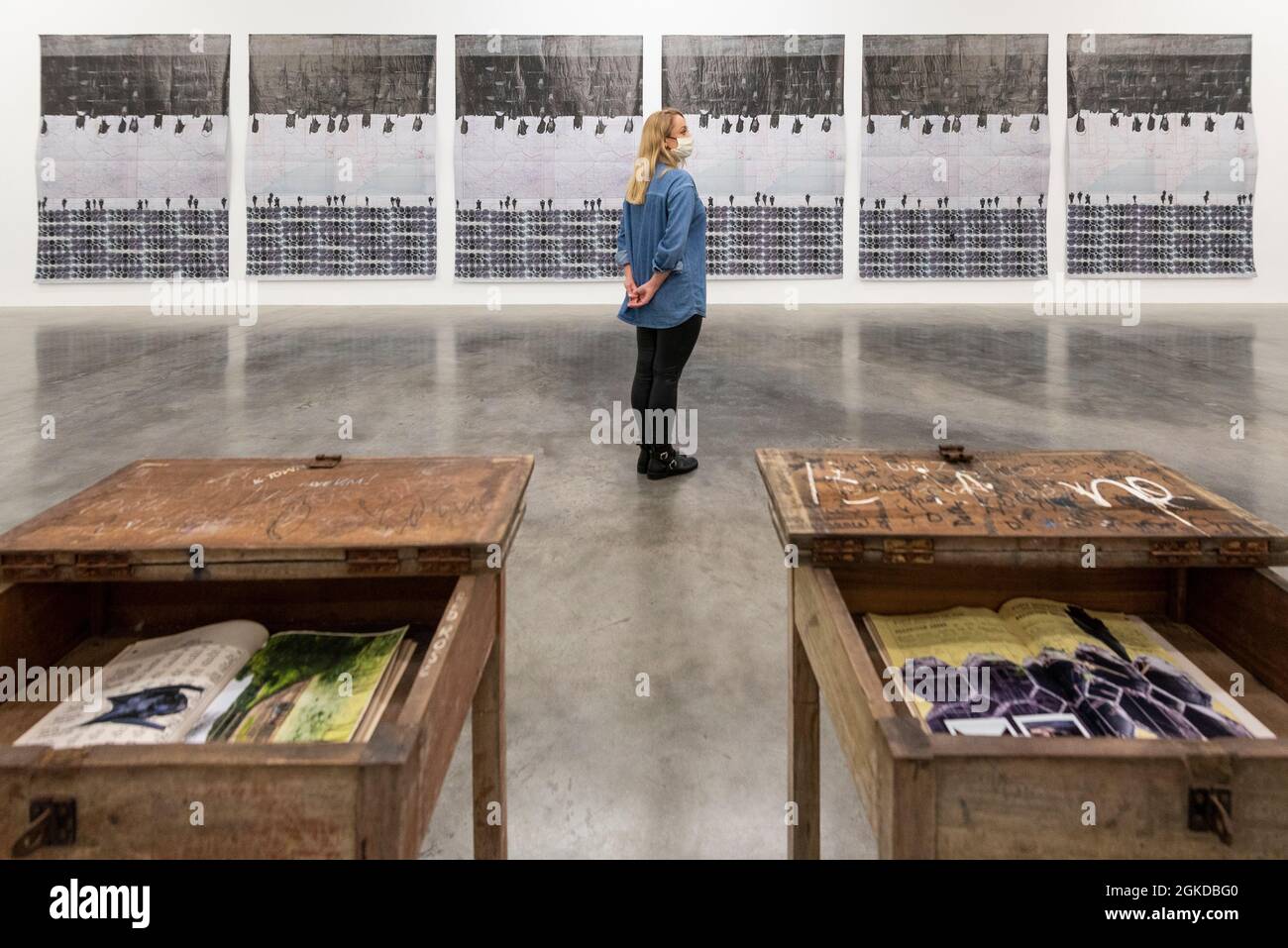 Londres, Royaume-Uni. 14 septembre 2021. Un membre du personnel de Views travaille par Ibrahim Mahama. Aperçu de «Lazarus», la nouvelle exposition solo d’Ibrahim Mahama à la galerie White Cube de Bermondsey qui présente des installations à grande échelle, des sculptures et des collages. L'exposition est le résultat de plusieurs mois de recherche à Nkrumah Volini, dans le nord du Ghana, un silo en béton abandonné accueillant une grande colonie de chauves-souris qui a inspiré certains des travaux exposés. Le spectacle se déroulera du 15 septembre au 7 novembre 2021. Credit: Stephen Chung / Alamy Live News Banque D'Images Londres, Royaume-Uni. 14 septembre 2021. Un membre du personnel de Views travaille par Ibrahim Mahama. Aperçu de «Lazarus», la nouvelle exposition solo d’Ibrahim Mahama à la galerie White Cube de Bermondsey qui présente des installations à grande échelle, des sculptures et des collages. L'exposition est le résultat de plusieurs mois de recherche à Nkrumah Volini, dans le nord du Ghana, un silo en béton abandonné accueillant une grande colonie de chauves-souris qui a inspiré certains des travaux exposés. Le spectacle se déroulera du 15 septembre au 7 novembre 2021. Credit: Stephen Chung / Alamy Live News Banque D'Images