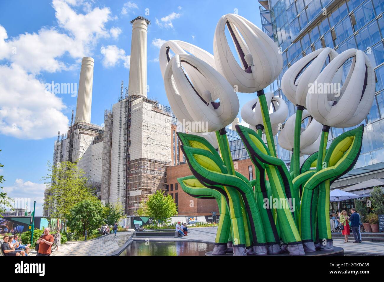 Londres, Royaume-Uni. 5 juin 2021. Le réaménagement de la centrale électrique de Battersea se poursuit. La célèbre centrale électrique a été mise hors service dans les années 1980 et était restée vide depuis plus de trois décennies. Avec les nouveaux résidents, dont le premier a déménagé le 25 mai 2021, le bâtiment abritera également des bureaux, Apple devant prendre plus de 500,000 pieds carrés dans le bâtiment plus tard cette année. Banque D'Images