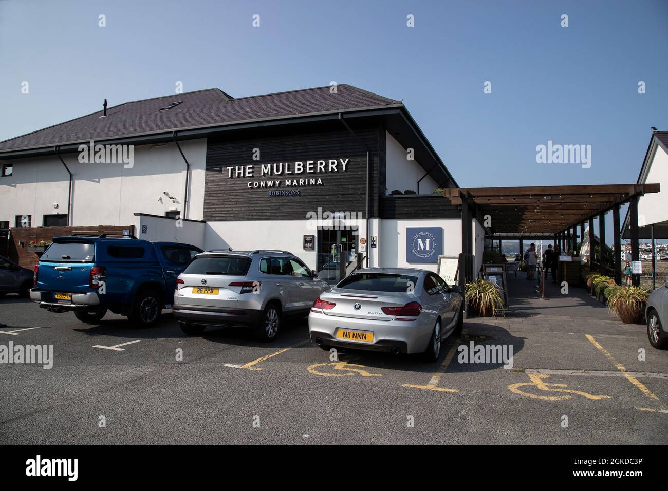 Le Mulberry Pub and Restaurant est situé à Conwy Marina, dans le nord du pays de Galles, avec un dîner en plein air donnant sur l'estuaire et la marina pittoresques de Conwy Banque D'Images