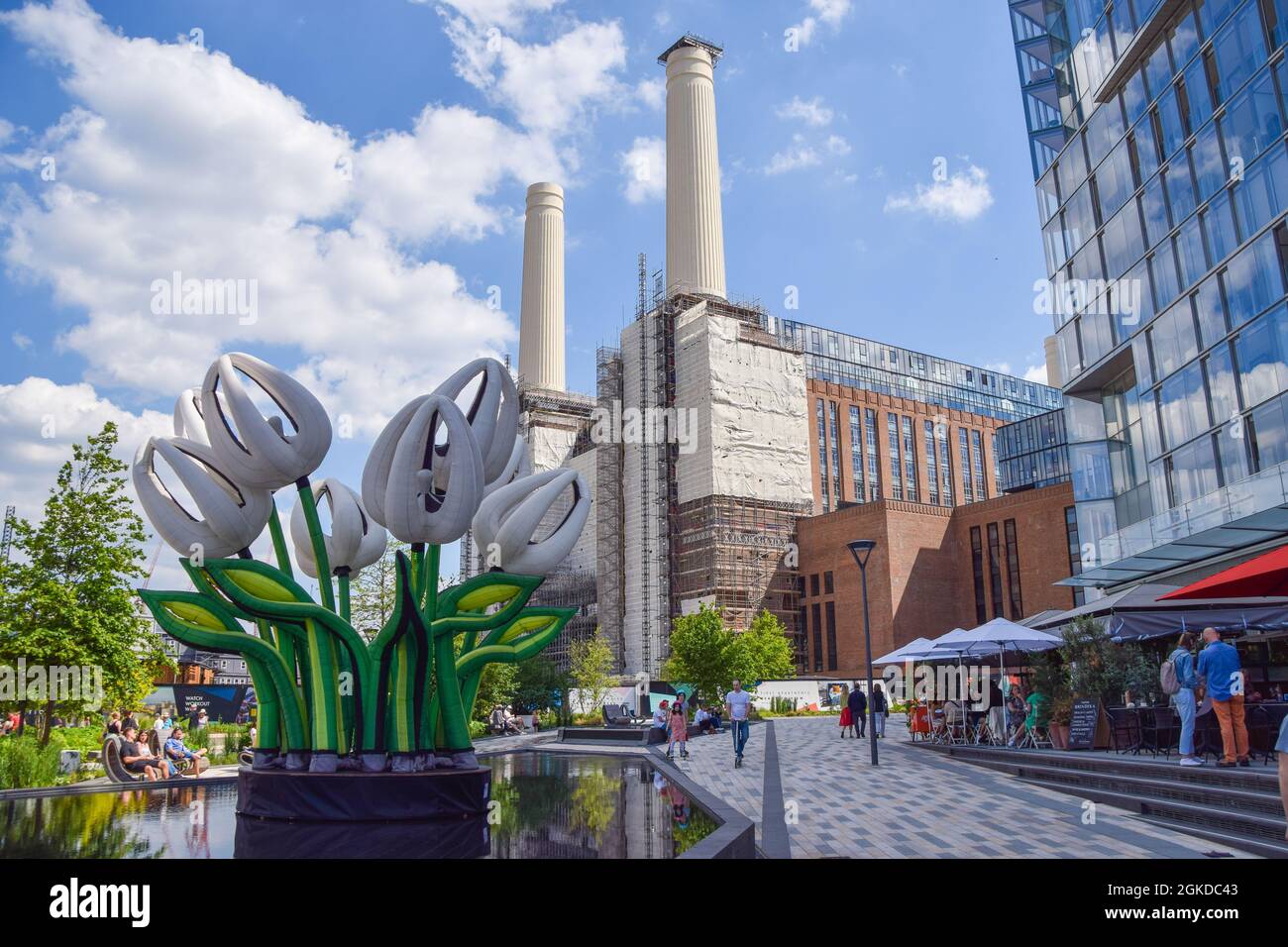 Londres, Royaume-Uni. 5 juin 2021. Le réaménagement de la centrale électrique de Battersea se poursuit. La célèbre centrale électrique a été mise hors service dans les années 1980 et était restée vide depuis plus de trois décennies. Avec les nouveaux résidents, dont le premier a déménagé le 25 mai 2021, le bâtiment abritera également des bureaux, Apple devant prendre plus de 500,000 pieds carrés dans le bâtiment plus tard cette année. Banque D'Images