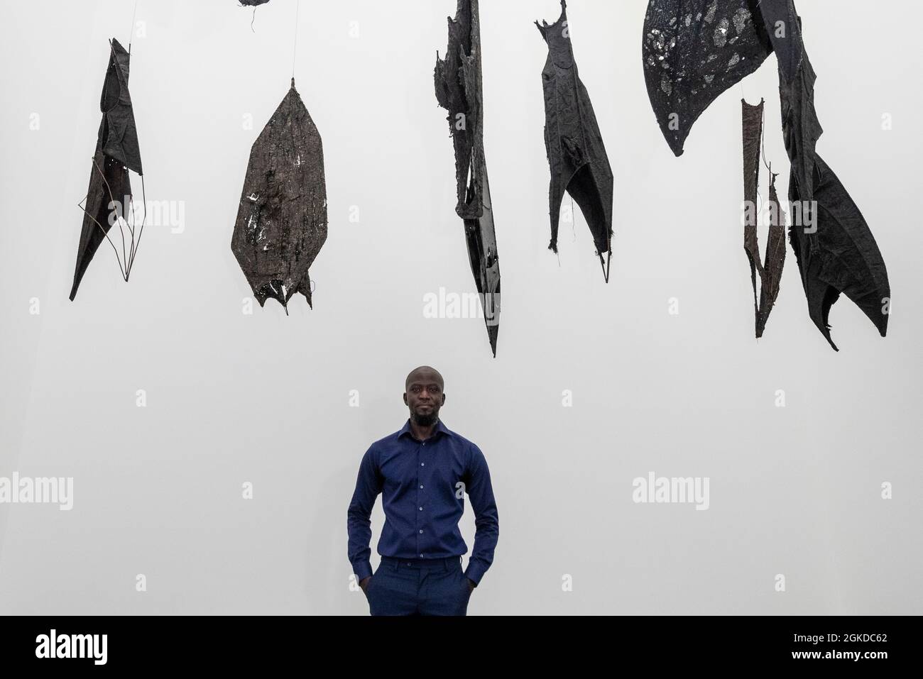 Londres, Royaume-Uni. 14 septembre 2021. Ibrahim Mahama avec son travail Lazarus, 2021. Aperçu de «Lazarus», la nouvelle exposition solo d’Ibrahim Mahama à la galerie White Cube de Bermondsey qui présente des installations à grande échelle, des sculptures et des collages. L'exposition est le résultat de plusieurs mois de recherche à Nkrumah Volini, dans le nord du Ghana, un silo en béton abandonné accueillant une grande colonie de chauves-souris qui a inspiré certains des travaux exposés. Le spectacle se déroulera du 15 septembre au 7 novembre 2021. Credit: Stephen Chung / Alamy Live News Banque D'Images Londres, Royaume-Uni. 14 septembre 2021. Ibrahim Mahama avec son travail Lazarus, 2021. Aperçu de «Lazarus», la nouvelle exposition solo d’Ibrahim Mahama à la galerie White Cube de Bermondsey qui présente des installations à grande échelle, des sculptures et des collages. L'exposition est le résultat de plusieurs mois de recherche à Nkrumah Volini, dans le nord du Ghana, un silo en béton abandonné accueillant une grande colonie de chauves-souris qui a inspiré certains des travaux exposés. Le spectacle se déroulera du 15 septembre au 7 novembre 2021. Credit: Stephen Chung / Alamy Live News Banque D'Images