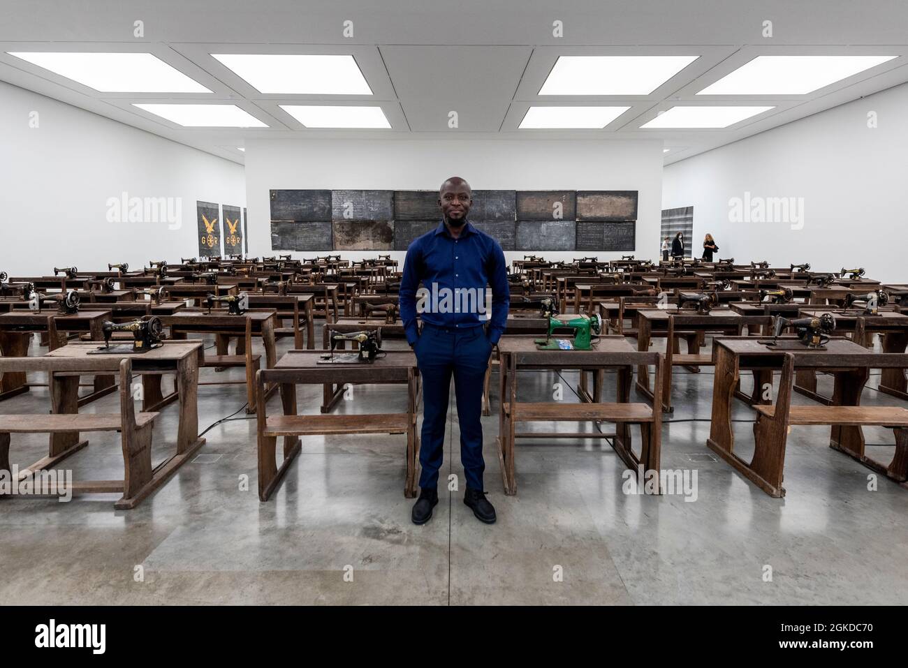 Londres, Royaume-Uni. 14 septembre 2021. Ibrahim Mahama avec son travail Capital cadavres (2021), 100 machines à coudre en métal rouillé fixées aux bureaux d'école en bois. Aperçu de «Lazarus», la nouvelle exposition solo d’Ibrahim Mahama à la galerie White Cube de Bermondsey qui présente des installations à grande échelle, des sculptures et des collages. L'exposition est le résultat de plusieurs mois de recherche à Nkrumah Volini, dans le nord du Ghana, un silo en béton abandonné accueillant une grande colonie de chauves-souris qui a inspiré certains des travaux exposés. Le spectacle se déroulera du 15 septembre au 7 novembre 2021. Credit: Stephen Chung / Alamy Live News Banque D'Images Londres, Royaume-Uni. 14 septembre 2021. Ibrahim Mahama avec son travail Capital cadavres (2021), 100 machines à coudre en métal rouillé fixées aux bureaux d'école en bois. Aperçu de «Lazarus», la nouvelle exposition solo d’Ibrahim Mahama à la galerie White Cube de Bermondsey qui présente des installations à grande échelle, des sculptures et des collages. L'exposition est le résultat de plusieurs mois de recherche à Nkrumah Volini, dans le nord du Ghana, un silo en béton abandonné accueillant une grande colonie de chauves-souris qui a inspiré certains des travaux exposés. Le spectacle se déroulera du 15 septembre au 7 novembre 2021. Credit: Stephen Chung / Alamy Live News Banque D'Images