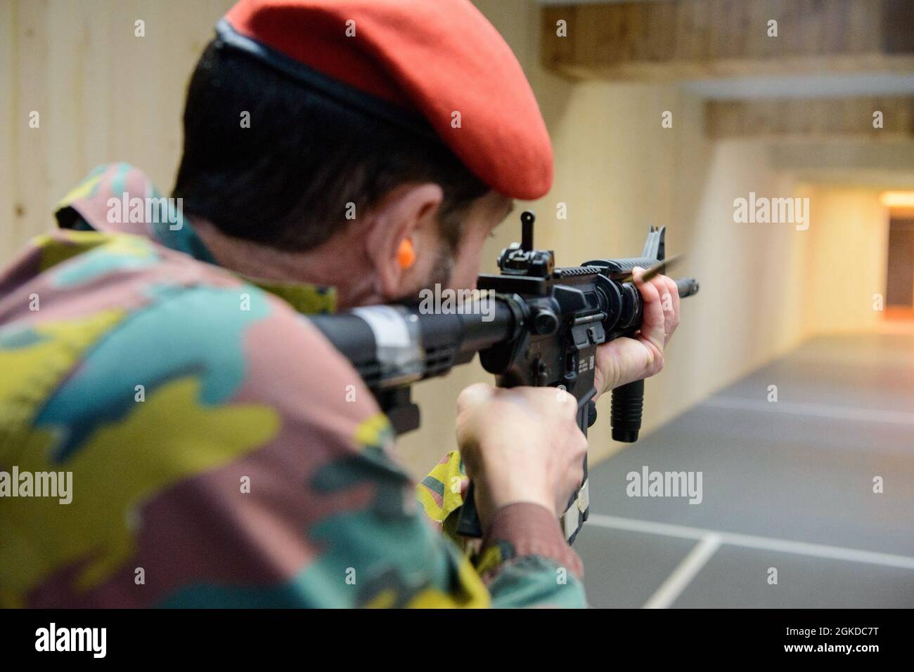 Adj. Belge Le Maj Serge Ghiro, Sergent-major régimentaire du Groupe de police militaire belge, tire une carbine M4 sur la base aérienne de Chièvres, Belgique, le 19 mars 2021. Banque D'Images