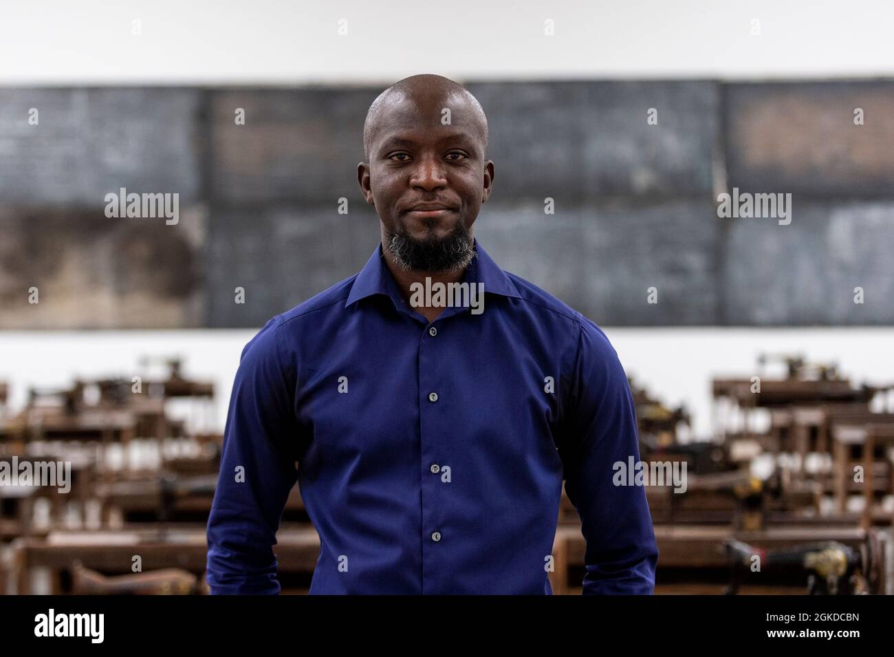 Londres, Royaume-Uni. 14 septembre 2021. Ibrahim Mahama avec son travail Capital cadavres (2021), 100 machines à coudre en métal rouillé fixées aux bureaux d'école en bois. Aperçu de «Lazarus», la nouvelle exposition solo d’Ibrahim Mahama à la galerie White Cube de Bermondsey qui présente des installations à grande échelle, des sculptures et des collages. L'exposition est le résultat de plusieurs mois de recherche à Nkrumah Volini, dans le nord du Ghana, un silo en béton abandonné accueillant une grande colonie de chauves-souris qui a inspiré certains des travaux exposés. Le spectacle se déroulera du 15 septembre au 7 novembre 2021. Credit: Stephen Chung / Alamy Live News Banque D'Images Londres, Royaume-Uni. 14 septembre 2021. Ibrahim Mahama avec son travail Capital cadavres (2021), 100 machines à coudre en métal rouillé fixées aux bureaux d'école en bois. Aperçu de «Lazarus», la nouvelle exposition solo d’Ibrahim Mahama à la galerie White Cube de Bermondsey qui présente des installations à grande échelle, des sculptures et des collages. L'exposition est le résultat de plusieurs mois de recherche à Nkrumah Volini, dans le nord du Ghana, un silo en béton abandonné accueillant une grande colonie de chauves-souris qui a inspiré certains des travaux exposés. Le spectacle se déroulera du 15 septembre au 7 novembre 2021. Credit: Stephen Chung / Alamy Live News Banque D'Images