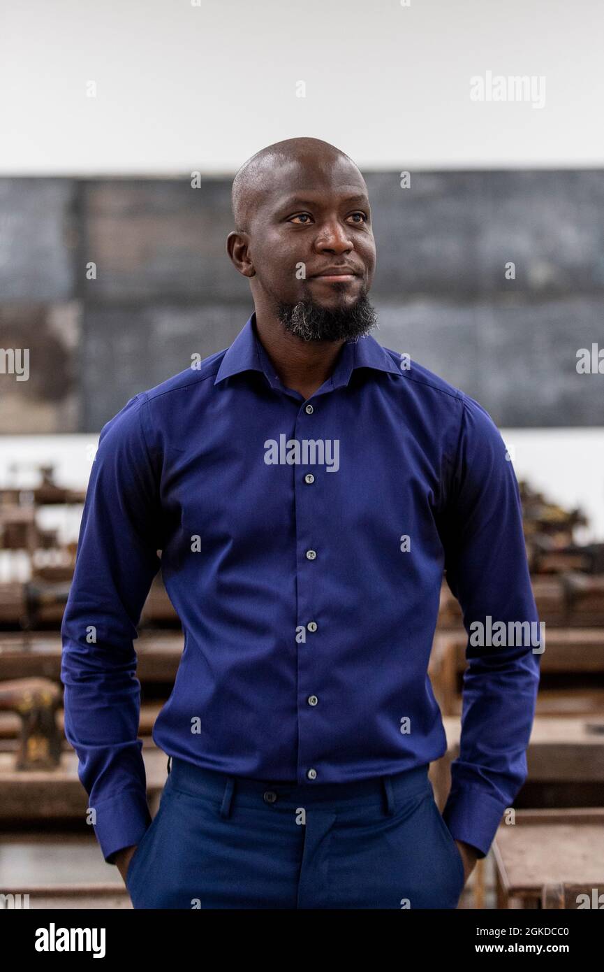 Londres, Royaume-Uni. 14 septembre 2021. Ibrahim Mahama avec son travail Capital cadavres (2021), 100 machines à coudre en métal rouillé fixées aux bureaux d'école en bois. Aperçu de «Lazarus», la nouvelle exposition solo d’Ibrahim Mahama à la galerie White Cube de Bermondsey qui présente des installations à grande échelle, des sculptures et des collages. L'exposition est le résultat de plusieurs mois de recherche à Nkrumah Volini, dans le nord du Ghana, un silo en béton abandonné accueillant une grande colonie de chauves-souris qui a inspiré certains des travaux exposés. Le spectacle se déroulera du 15 septembre au 7 novembre 2021. Credit: Stephen Chung / Alamy Live News Banque D'Images Londres, Royaume-Uni. 14 septembre 2021. Ibrahim Mahama avec son travail Capital cadavres (2021), 100 machines à coudre en métal rouillé fixées aux bureaux d'école en bois. Aperçu de «Lazarus», la nouvelle exposition solo d’Ibrahim Mahama à la galerie White Cube de Bermondsey qui présente des installations à grande échelle, des sculptures et des collages. L'exposition est le résultat de plusieurs mois de recherche à Nkrumah Volini, dans le nord du Ghana, un silo en béton abandonné accueillant une grande colonie de chauves-souris qui a inspiré certains des travaux exposés. Le spectacle se déroulera du 15 septembre au 7 novembre 2021. Credit: Stephen Chung / Alamy Live News Banque D'Images