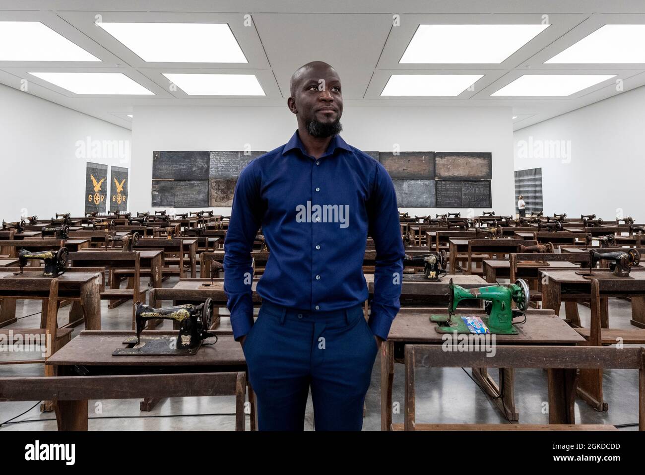 Londres, Royaume-Uni. 14 septembre 2021. Ibrahim Mahama avec son travail Capital cadavres (2021), 100 machines à coudre en métal rouillé fixées aux bureaux d'école en bois. Aperçu de «Lazarus», la nouvelle exposition solo d’Ibrahim Mahama à la galerie White Cube de Bermondsey qui présente des installations à grande échelle, des sculptures et des collages. L'exposition est le résultat de plusieurs mois de recherche à Nkrumah Volini, dans le nord du Ghana, un silo en béton abandonné accueillant une grande colonie de chauves-souris qui a inspiré certains des travaux exposés. Le spectacle se déroulera du 15 septembre au 7 novembre 2021. Credit: Stephen Chung / Alamy Live News Banque D'Images Londres, Royaume-Uni. 14 septembre 2021. Ibrahim Mahama avec son travail Capital cadavres (2021), 100 machines à coudre en métal rouillé fixées aux bureaux d'école en bois. Aperçu de «Lazarus», la nouvelle exposition solo d’Ibrahim Mahama à la galerie White Cube de Bermondsey qui présente des installations à grande échelle, des sculptures et des collages. L'exposition est le résultat de plusieurs mois de recherche à Nkrumah Volini, dans le nord du Ghana, un silo en béton abandonné accueillant une grande colonie de chauves-souris qui a inspiré certains des travaux exposés. Le spectacle se déroulera du 15 septembre au 7 novembre 2021. Credit: Stephen Chung / Alamy Live News Banque D'Images