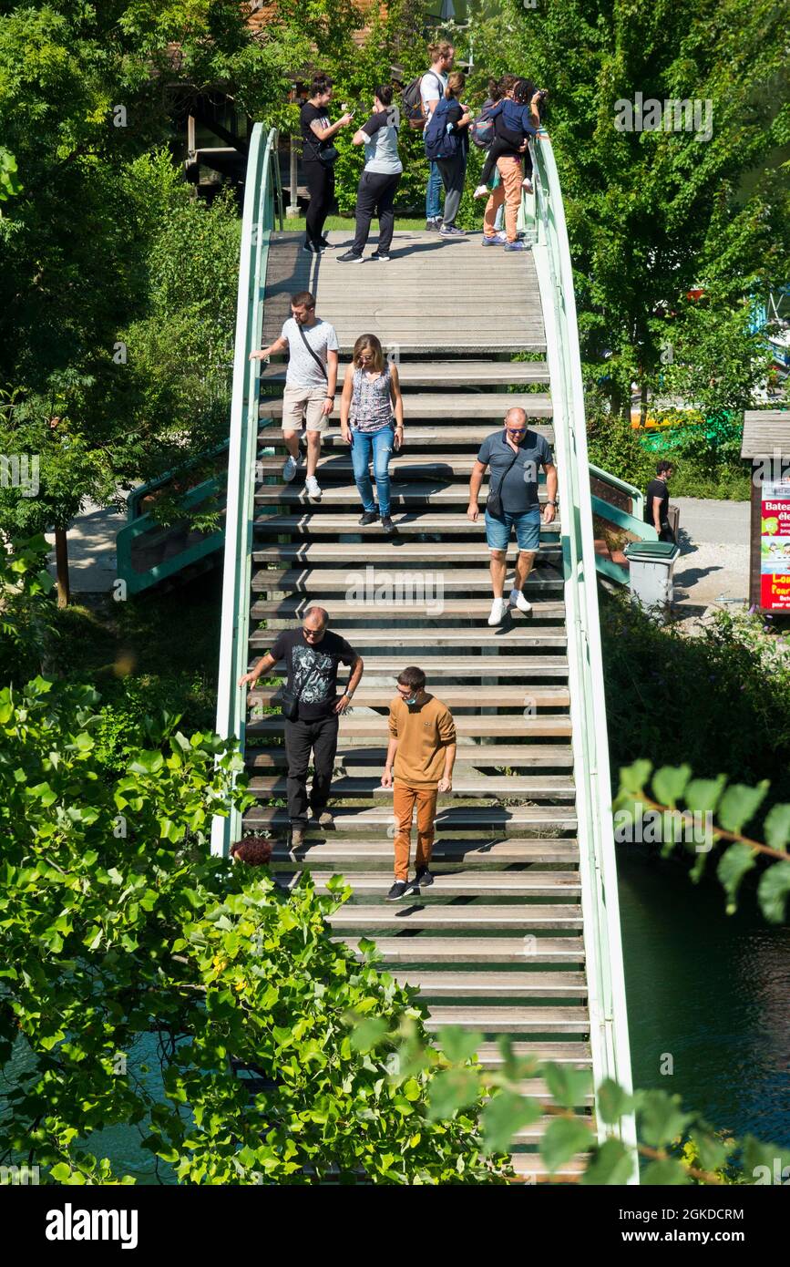 Passerelle sur le Canal de Savières, à Chanaz; commune française, située dans le département de la Savoie et la région Auvergne-Rhône-Alpes, dans le sud-est de la France.(127) Banque D'Images