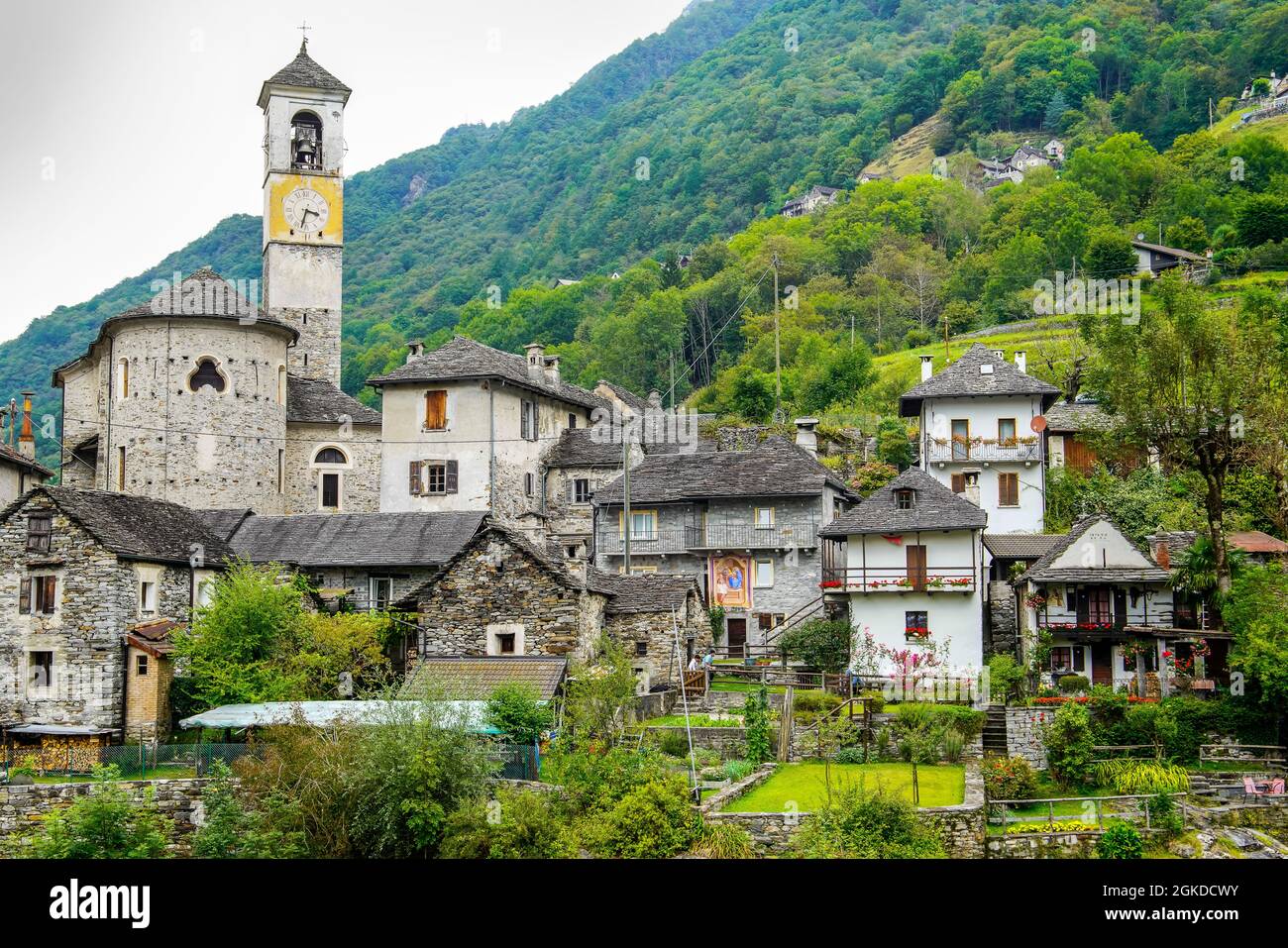 Charmante vieille ville de Lastezzo dans la vallée alpine de la Verzasca, canton du Tessin, Suisse. Banque D'Images