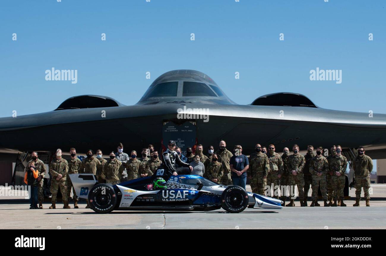 Le recrutement de la US Air Force et de la Space Force révèle leur partenariat Ed Carpenter Racing No. 20 Indy car à la base de Whiteman Air Force, Missouri, le 19 mars 2021. Les services de recrutement se sont associés à Ed Carpenter Racing pour concevoir la voiture Indy no 20 avec un programme de peinture B-2 Spirit. Banque D'Images