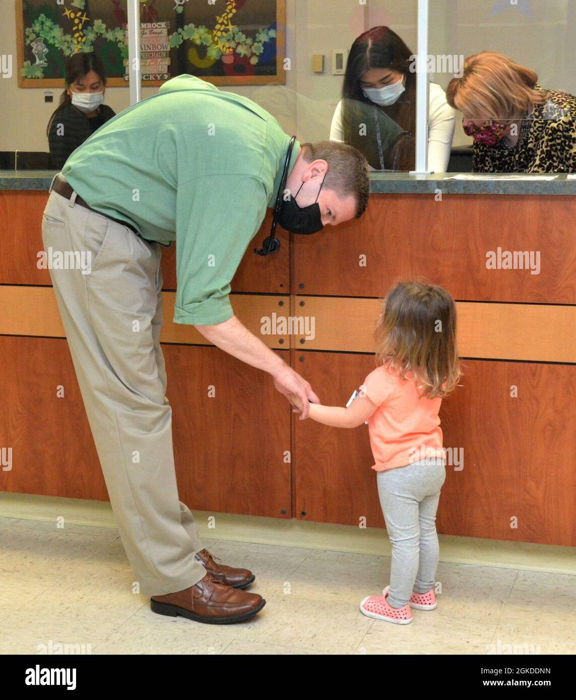 JACKSONVILLE, Floride (19 mars 2021) - Lt. Cmdr. Christopher Love, pédiatre à l'hôpital naval de Jacksonville, présente un autocollant à une patiente de trois ans après sa visite. Love est titulaire d'un diplôme de médecine de l'Université de l'Alabama à Birmingham. Originaire de Birmingham, Alabama, Love déclare : « les examens de la petite enfance sont si importants ! C'est le moment idéal pour vérifier la croissance et le développement appropriés, et s'assurer que les enfants sont tous pris sur leurs plans et prêts à commencer la garderie ou l'école. Il donne aux parents la possibilité de poser des questions sur la nourriture, le sommeil, etc. Plus il y a de la sticke Banque D'Images
