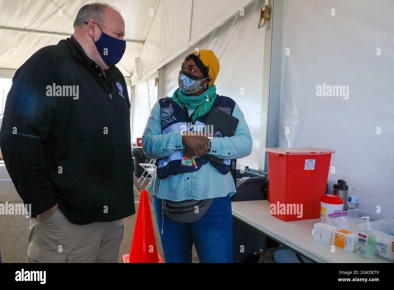 Robert “Bob” Fulton (à gauche), administrateur par intérim de l'Agence fédérale de gestion des urgences (FEMA), s'entretient avec Shawanna Bell (à droite), spécialiste du soutien administratif de la FEMA, au Centre communautaire de vaccination de Fair Park (CVC) à Dallas, le 20 mars 2021. Bell a expliqué certaines des politiques et procédures en place pour assurer l’efficacité de ses équipes à travailler aux côtés des organismes du comté de Dallas et du ministère de la Défense au CVC. Le Commandement du Nord des États-Unis, par l'entremise de l'Armée du Nord des États-Unis, demeure déterminé à fournir un soutien continu et souple du ministère de la Défense au managem fédéral en cas d'urgence Banque D'Images