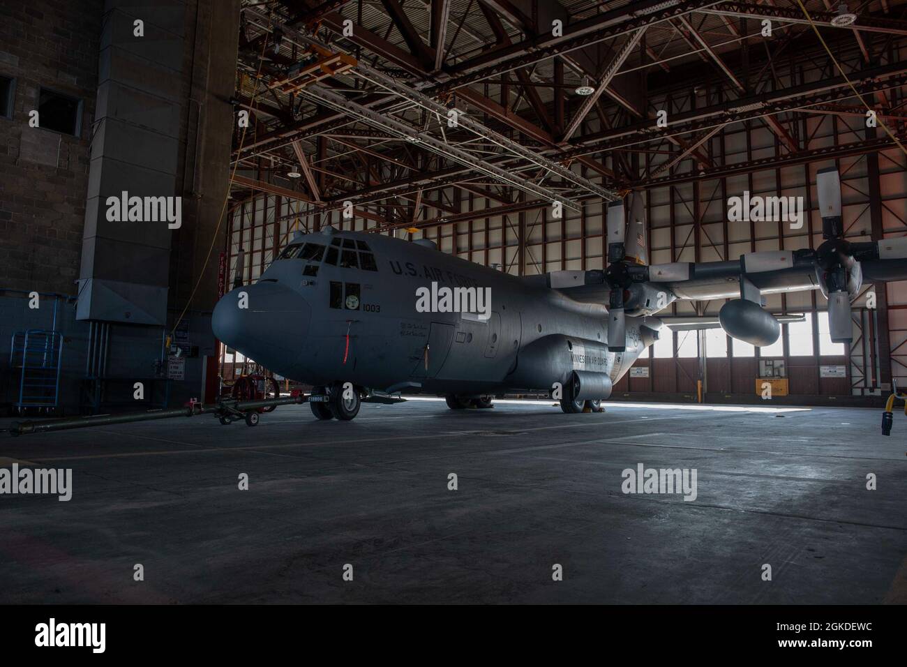 Une force aérienne américaine C130-H est garée à l'intérieur d'un hangar à la 5e Escadre Goose Bay pendant le Aralgam Dart 21-2 le vendredi 20 mars 2021. ©2021 DND/MDN EX AMALGAME DART 21-2. Banque D'Images