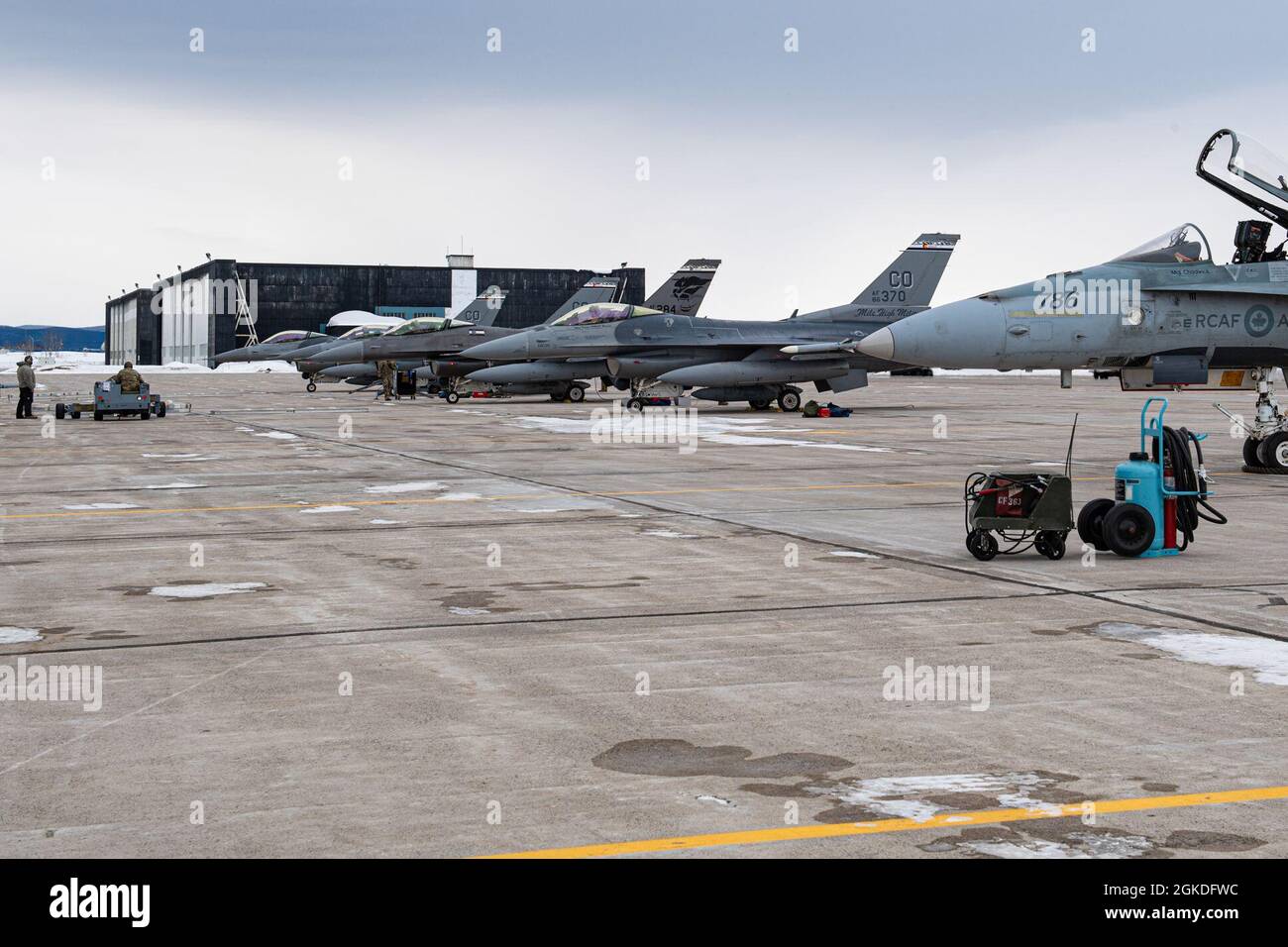 Les F-18 de la Royal Canadian Air Force et les F-16 du Colorado de la 140e, sont garés ensemble à la 5 e Escadre Goose Bay Terre-Neuve lors de l’exercice AMALGAME DART 21 du NORAD, le 21 mars 2021. Banque D'Images