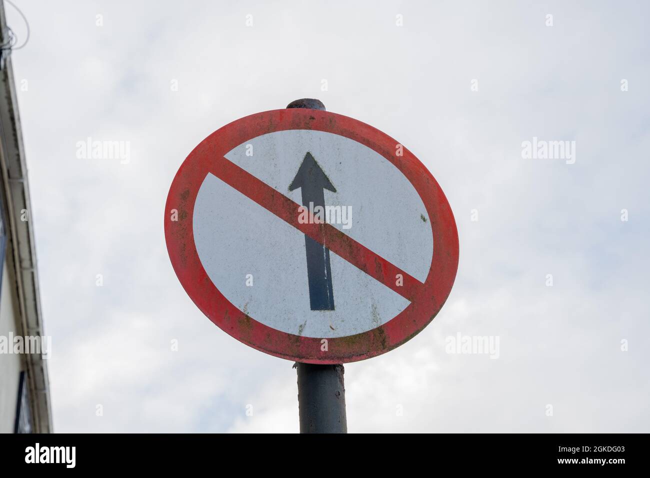 Pas de passage par le panneau, signalisation routière indiquant que le système à sens unique est en place Banque D'Images