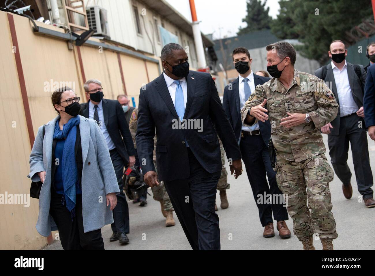 Le secrétaire à la Défense, Lloyd J. Austin III, accompagne le commandant de la Mission de soutien Resolute de l’OTAN et des Forces américaines – Afghanistan, le général de l’Armée Scott Miller, au quartier général de soutien Resolute, à Kaboul (Afghanistan), le 21 mars 2021. Banque D'Images