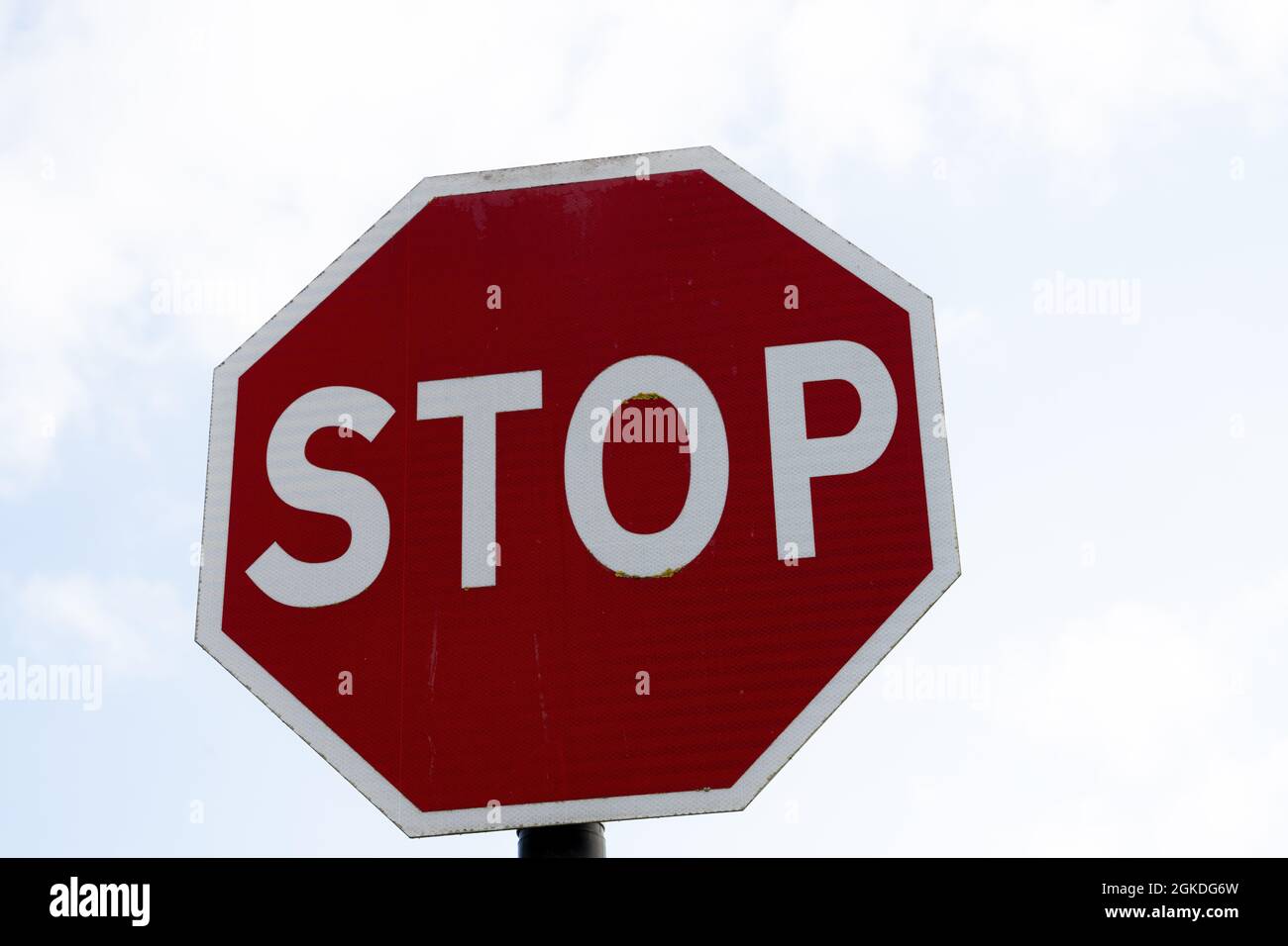 Panneau stop, panneau de signalisation indiquant aux conducteurs de s'arrêter et de faire preuve de prudence au carrefour Banque D'Images