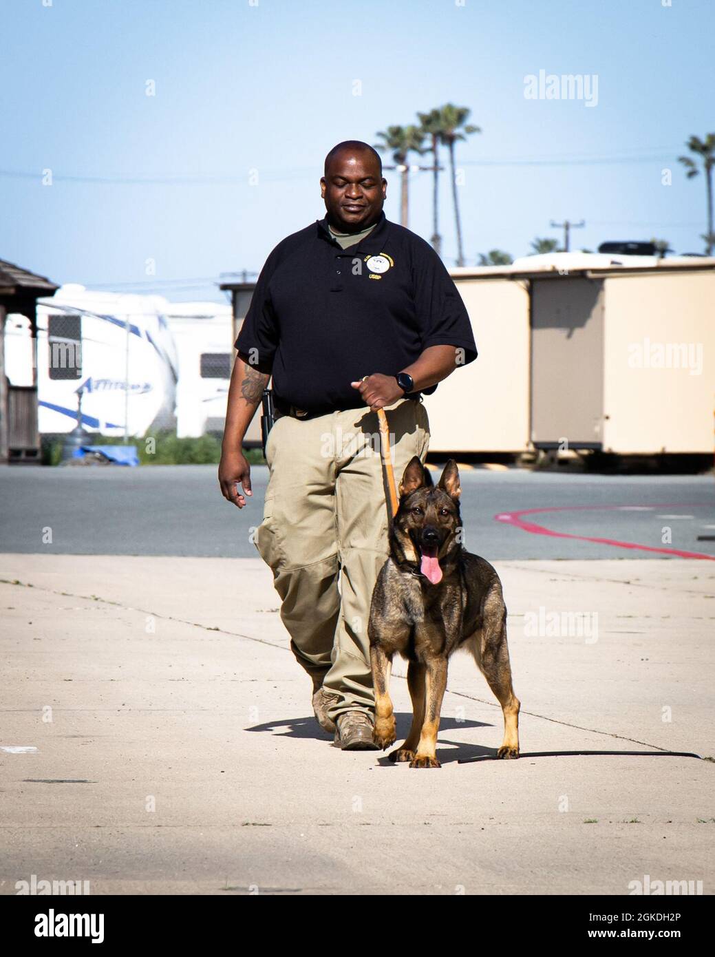 SAN DIEGO, Californie, (mars 22, 2021) patrouille des douanes et de la protection des frontières des États-Unis les agents K-9 effectuent une formation sur la détection des stupéfiants organisée par le Maritime Expeditionary Security Group (MESG) 1 unité d'évaluation de la formation. La Force expéditionnaire maritime est une capacité de base de la Marine qui assure la sécurité portuaire et portuaire, la sécurité des biens de grande valeur et la sécurité maritime dans les voies navigables côtières et intérieures. Banque D'Images