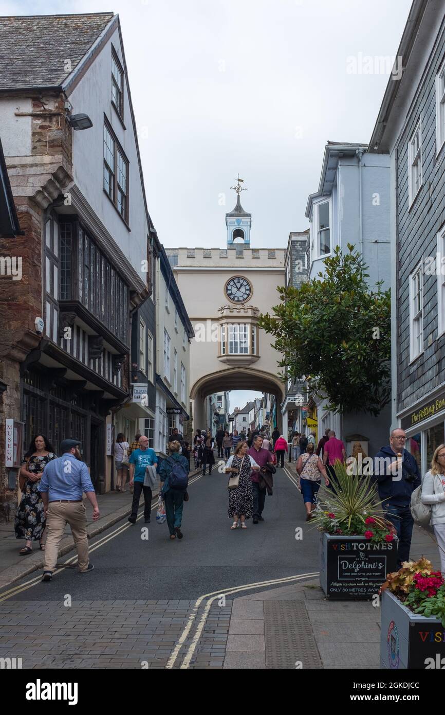 L'arche de la porte est Tudor et la tour de l'horloge au-dessus de Totnes High Street, Devon était autrefois l'entrée de la ville médiévale Banque D'Images