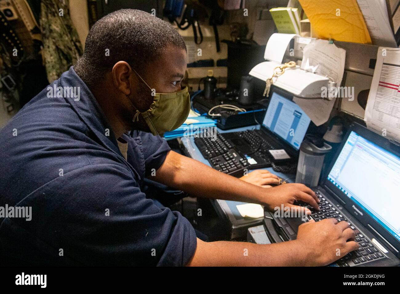 210322-N-RC007-1004 RODMAN, PANAMA (22 mars 2021) le compagnon de Gunner de 1re classe Emmanuel Jarrett, de Beaufort, S.C., passe en revue les rapports d'entretien à bord du navire de combat littoral Freedom-variant USS Freedom (LCS 1) lors d'un bref arrêt pour le carburant et les provisions à Rodman, Panama, le 22 mars 2021. Freedom est déployée dans la zone d'opérations de la 4e flotte des États-Unis pour appuyer la mission de la Force opérationnelle interagences conjointe Sud, qui comprend des missions de lutte contre le trafic illicite de drogues dans les Caraïbes et le Pacifique oriental. Banque D'Images