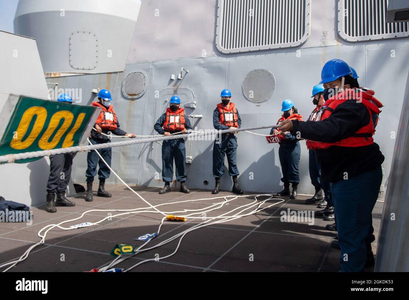 OCÉAN PACIFIQUE (22 mars 2021) — les marins affectés au quai de transport amphibie de la classe San Antonio USS Portland (LPD 27) tendent la ligne téléphonique et la ligne de distance lors d'un réapprovisionnement en mer avec le navire de fret sec de la classe Lewis et Clark USNS Richard E. Byrd (T-AKE 4). Portland mène actuellement des opérations de routine dans la troisième flotte des États-Unis. Banque D'Images