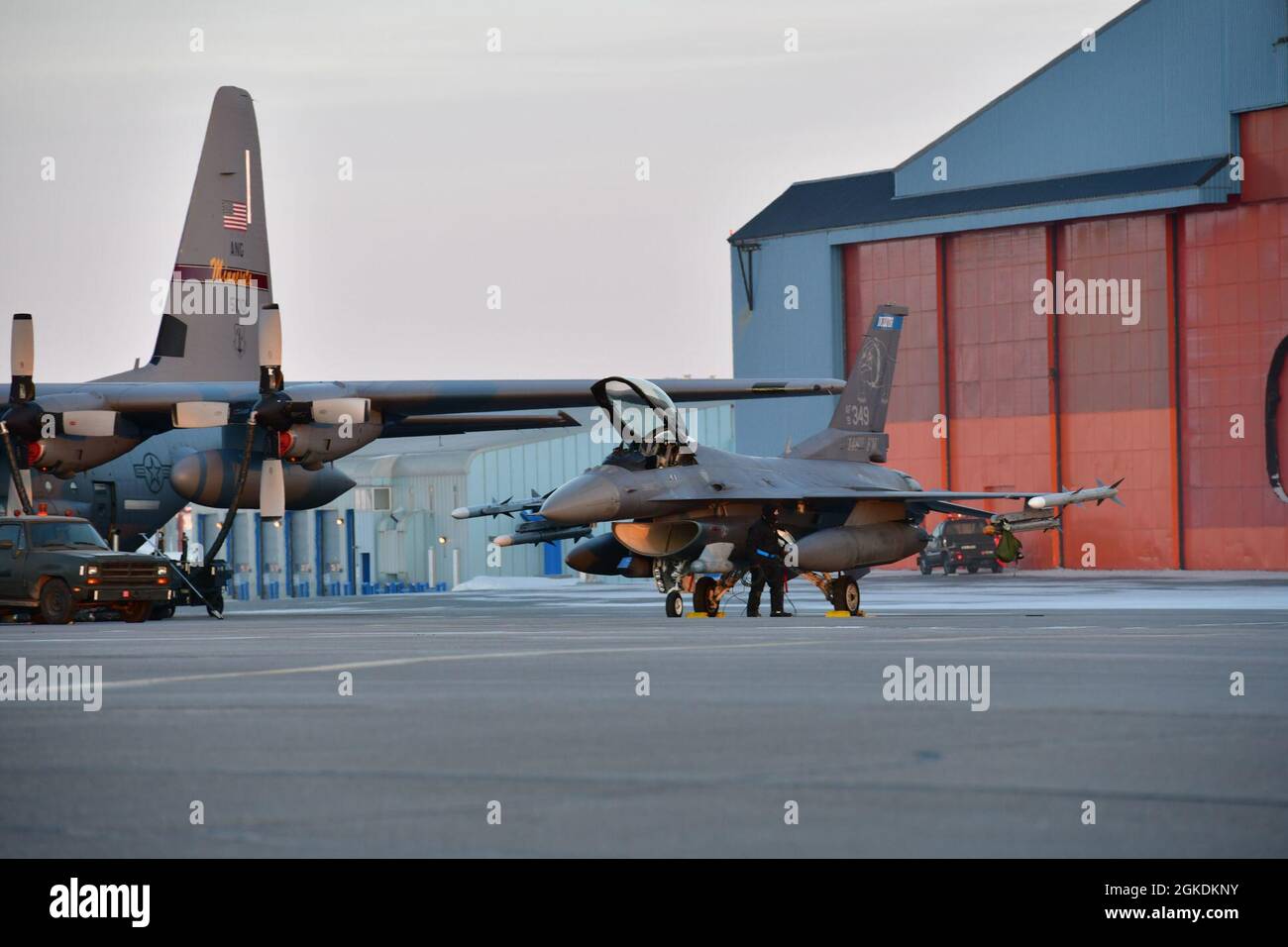 Le personnel d’entretien des aéronefs de la Garde nationale aérienne du Minnesota de la 148e Escadre Fighter travaille sur les F’16 à la base aérienne de Thule, au Groenland, au cours de l’exercice de défense aérienne de l’Arctique du Commandement de la défense aérospatiale de l’Amérique du Nord, Aralgam Dart 21-02, le 23 mars 2021. L'exercice se tiendra à partir de mars 20-26 et s'étendra de la mer de Beaufort à Thule, au Groenland, et s'étendra vers le sud, le long de l'Atlantique est, jusqu'à la côte américaine du Maine. Amalgame Dart 21-2 offre au NORAD l'occasion de perfectionner ses compétences en matière de défense de la patrie à mesure que les forces canadiennes, américaines et de l'OTAN opèrent ensemble dans l'Arctique. Un commandement binational canadien et américain, Banque D'Images