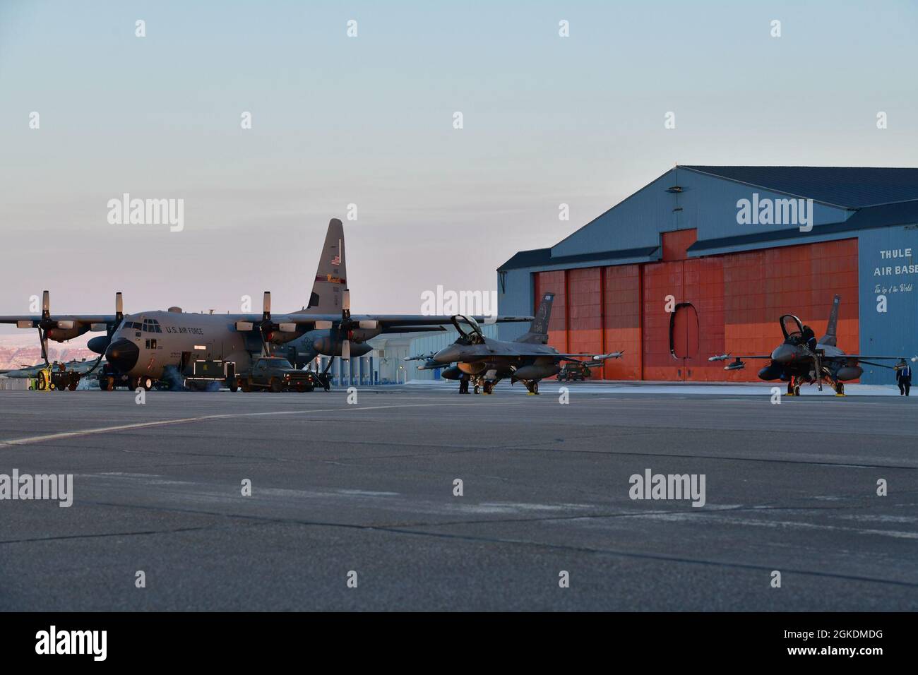 Les aviateurs de la Garde nationale aérienne du Minnesota des 148e et 133e escadrons d’entretien d’aéronefs effectuent l’entretien d’un C-130 et d’un F-16 à la base aérienne de Thule, au Groenland, au cours de l’exercice de défense aérienne arctique du Commandement de la défense aérospatiale de l’Amérique du Nord, Aralgam Dart 21-02, le 23 mars 2021. L'exercice se tiendra à partir de mars 20-26 et s'étendra de la mer de Beaufort à Thule, au Groenland, et s'étendra vers le sud, le long de l'Atlantique est, jusqu'à la côte américaine du Maine. Amalgame Dart 21-2 offre au NORAD l'occasion de perfectionner ses compétences en matière de défense de la patrie à mesure que les forces canadiennes, américaines et de l'OTAN opèrent ensemble dans l'Arctique. Un bi-national Banque D'Images