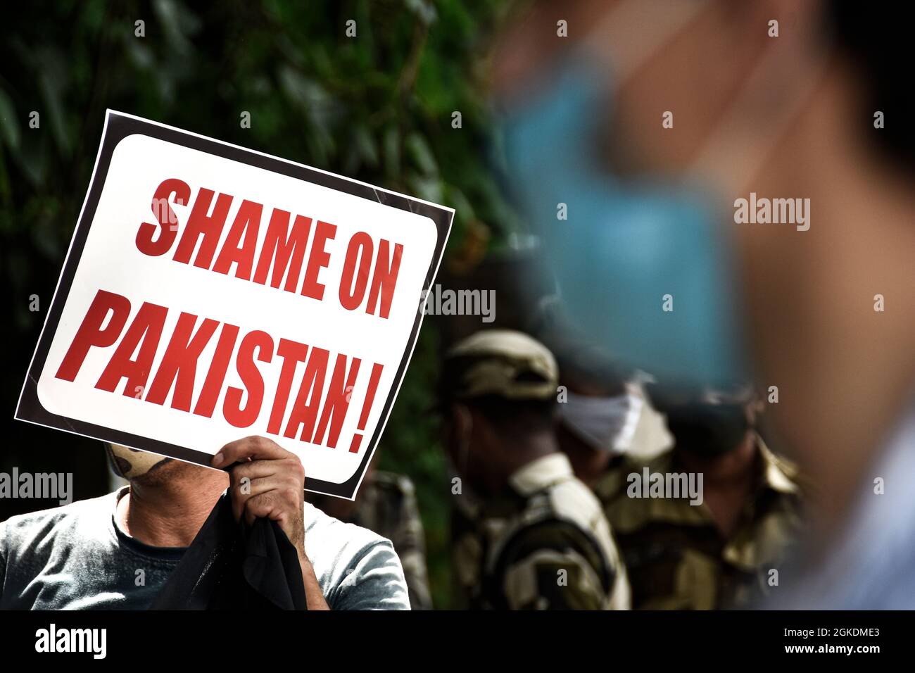 Delhi, Inde. 14 septembre 2021. Un manifestant tient un écriteau pendant la manifestation.des ressortissants afghans, en appui à la Force de résistance dirigée par Ahmad Massoud, protestant contre l'offensive du Pakistan à Panjshir, des Afghans qui vivent à New Delhi en Inde, ont manifesté contre les Talibans et le Pakistan devant le poste de police de Chanakyapuri. (Photo par Ajay Kumar/SOPA Images/Sipa USA) crédit: SIPA USA/Alay Live News Banque D'Images