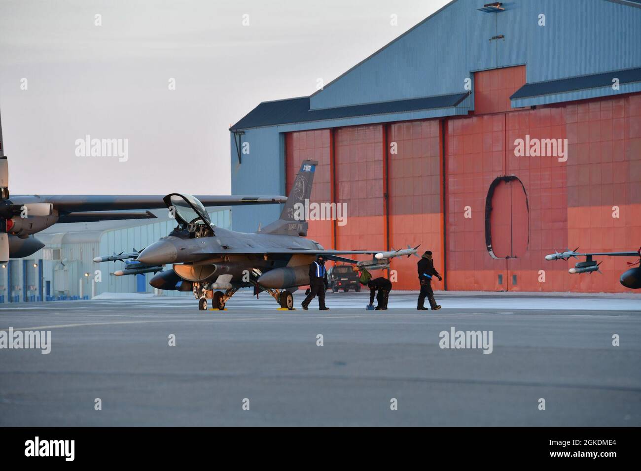 Les aviateurs de la Garde nationale aérienne du Minnesota de la 148e escadre d’entretien des aéronefs effectuent l’entretien d’un F-16 à la base aérienne de Thule, au Groenland, au cours de l’exercice de défense aérienne arctique du Commandement de la défense aérospatiale de l’Amérique du Nord, Aralgam Dart 21-02, le 23 mars 2021. L'exercice se tiendra à partir de mars 20-26 et s'étendra de la mer de Beaufort à Thule, au Groenland, et s'étendra vers le sud, le long de l'Atlantique est, jusqu'à la côte américaine du Maine. Amalgame Dart 21-2 offre au NORAD l'occasion de perfectionner ses compétences en matière de défense de la patrie à mesure que les forces canadiennes, américaines et de l'OTAN opèrent ensemble dans l'Arctique. Un canadien binational Banque D'Images