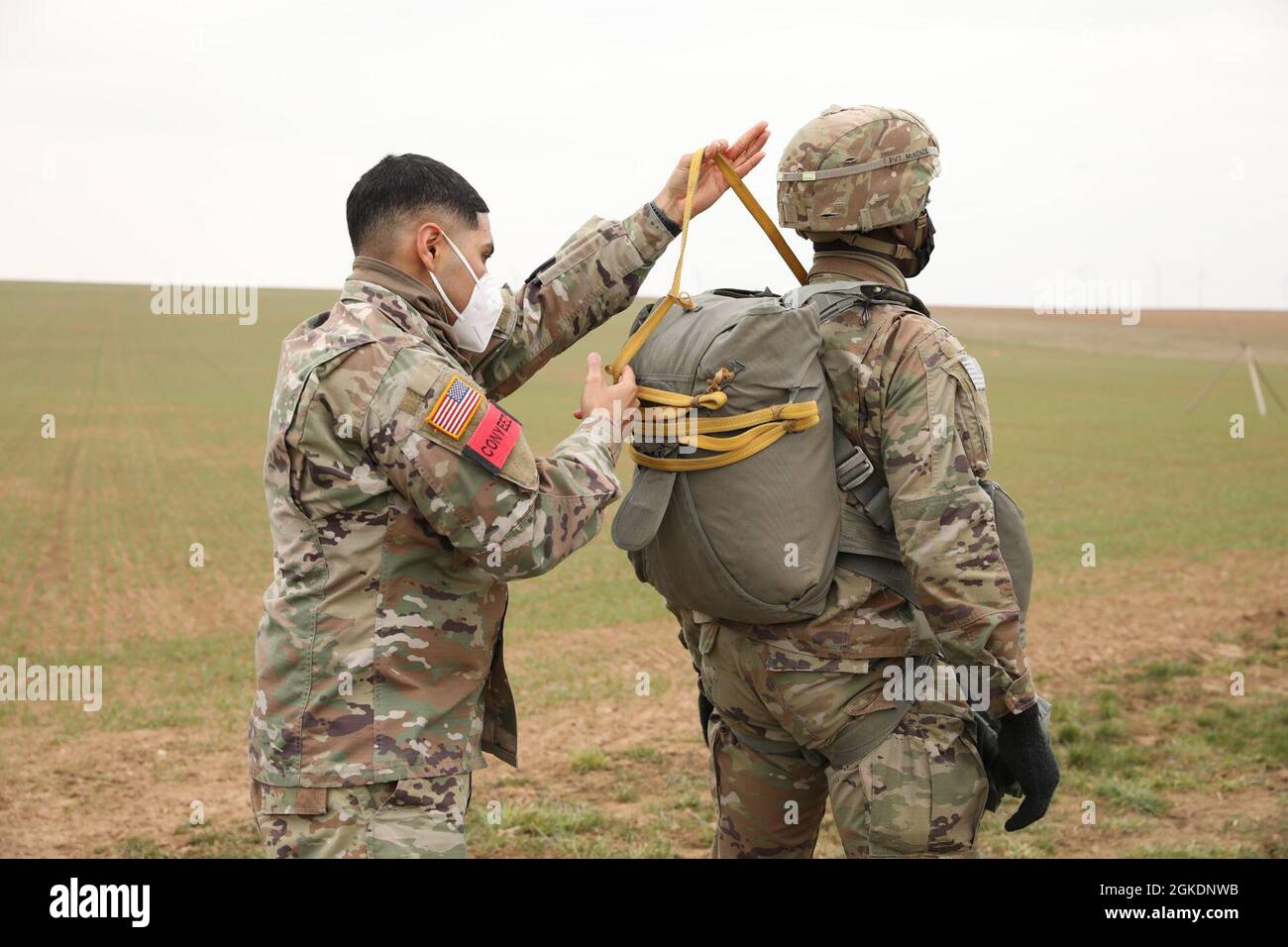 Sergent d'état-major Ontario Conyer, un maître-jumpmaster principal de la 5e compagnie aérienne de théâtre de quartier, 16e Bataillon des troupes spéciales, 16e Brigade de soutien, inspecte l'équipement de parachutisme de la SPC. Richard McKenzie, un régleur de parachute avec le 5e QM, avant les opérations de saut de ligne statique pendant l'entraînement à Alzey, Allemagne, le 23 mars 2021. Le 5e QM a mené une formation de trois jours sur le chargement des élingues et les opérations aériennes en préparation à l'opération Swift Response 21. Banque D'Images