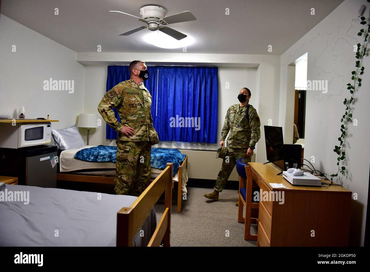 Le major général William Spangenthal, commandant adjoint du commandement de l'éducation et de l'instruction aériennes, visite un dortoir avec des chefs de l'entraînement militaire à la base aérienne de Little Rock, Arkansas, le 23 mars 2021. Les dortoirs pour les programmes de formation sont essentiels au développement des aviateurs. Le nombre constant de stagiaires et les conditions environnementales difficiles augmentent l’usure et exigent un budget et un maintien appropriés pour continuer à produire les aviateurs dont nous avons besoin pour la défense de l’Amérique. Banque D'Images