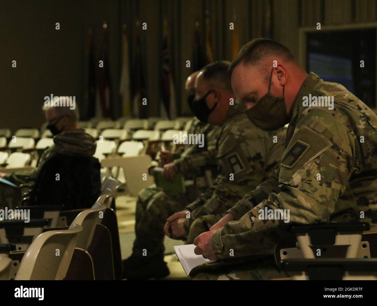 Les OC/TS de la première Armée de terre de la 120e Brigade d'infanterie, fort Hood, Texas, et de la 181e Brigade d'entraînement multifonctionnel (MFTB), fort McCoy, Wisconsin, reçoivent un briefing lors de l'exercice Crimson Dawn 3.0, à fort Custer, Michigan. Crimson Dawn est un exercice de validation pour les unités des affaires civiles avec la 308e Brigade des affaires civiles et le 415e Bataillon des affaires civiles. Banque D'Images