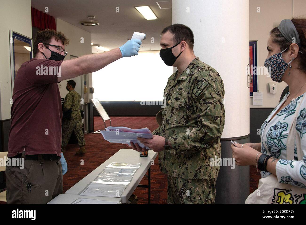 YOKOSUKA, Japon (24 mars 2021) — Lt. Cmdr. Ben Sheldon, affecté au Commandant du Groupe sous-marin 7, obtient sa température prise par Maître-at-Arms 1ère classe Roderick Dexter, attaché au Commandant, activités de la flotte le Département de sécurité de Yokosuka (CFAY) à l'entrée du Théâtre de la flotte lors de la taxe routière de base. Cet événement de trois jours, du 24 au 26 mars, offre un service simple et unique de paiement des taxes aux propriétaires de voitures et de motos. Depuis plus de 75 ans, CFAY fournit, entretient et exploite des installations et des services de base à l'appui du 7e service de la flotte américaine Banque D'Images