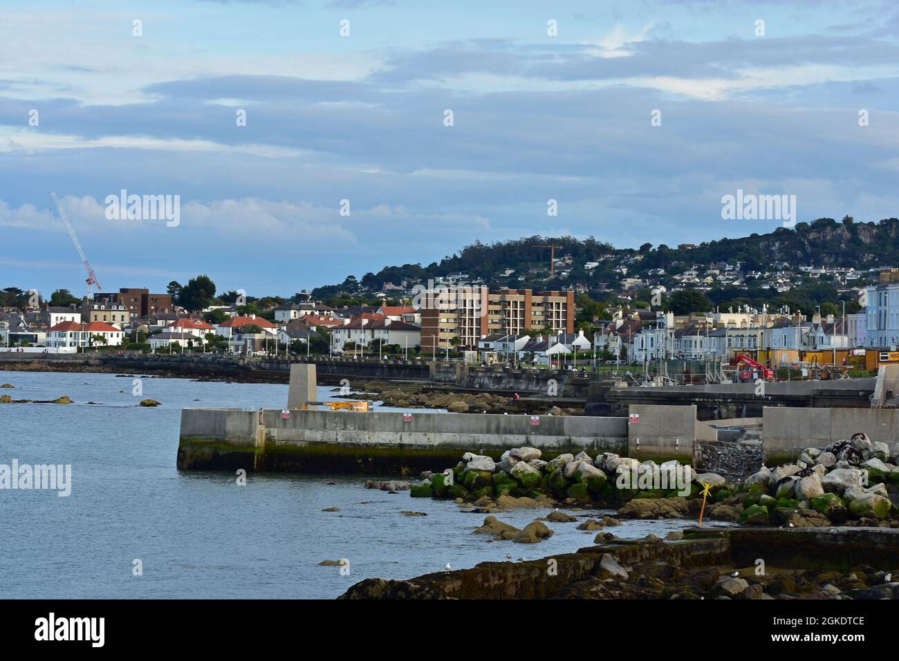 Vue sur la rive de Dun Laoghaire à Sandcove, en Irlande Banque D'Images