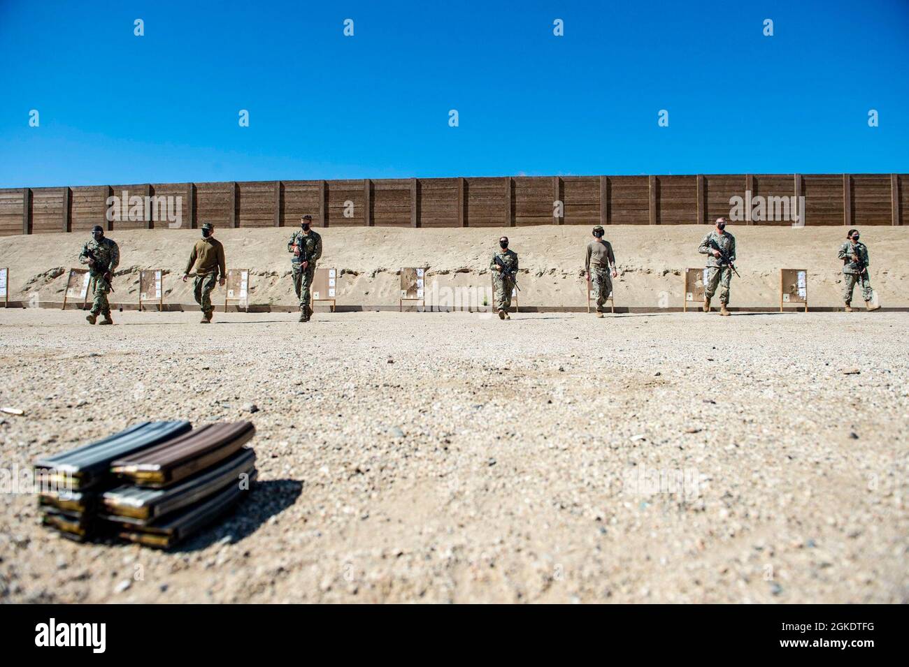 210324-N-TP832-1221 PORT HUENEME (Californie) (24 mars 2021) les Seabees affectés au bataillon de construction mobile navale (NMCB) des États-Unis 3 reviennent à la ligne de tir lors d'un cours de qualification de tir de tir de fusil M-4 à bord de la base navale du comté de Ventura, point Mugu. Les Seabees sont les experts en génie expéditionnaire et en construction du service naval. Ils fournissent des forces d'ingénierie et de construction sur mesure, adaptables et prêtes pour le combat qui se déploient pour soutenir les objectifs de la Marine à l'échelle mondiale. Banque D'Images