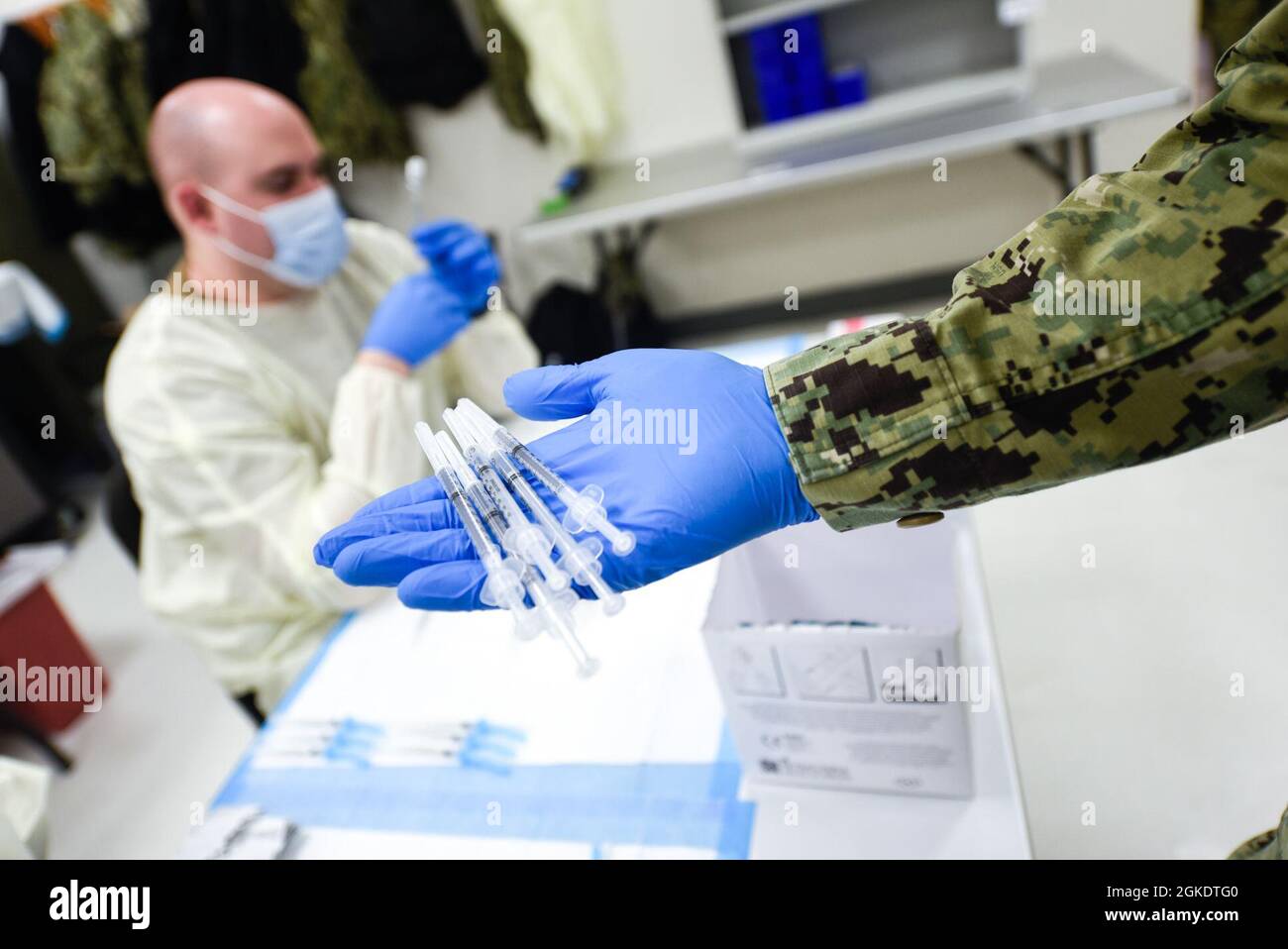 Queens, NY (24 mars 2021) - les Corpmen de l'hôpital de la marine des États-Unis préparent des doses de la vaccination COVID-19 pour les membres de la communauté en Jamaïque, Queens, New York cent trente-neuf marins de Navy Medicine East aident le personnel médical et fournissent un soutien logistique au Centre de vaccination communautaire dirigé par l'Agence fédérale de gestion des urgences du York College. Le ministère de la Défense a fourni 278 membres du personnel médical et de soutien de la Marine et de la Force aérienne pour appuyer deux CVC à New York dans le cadre de l'intervention pangouvernementale face à la pandémie COVID-19. Banque D'Images