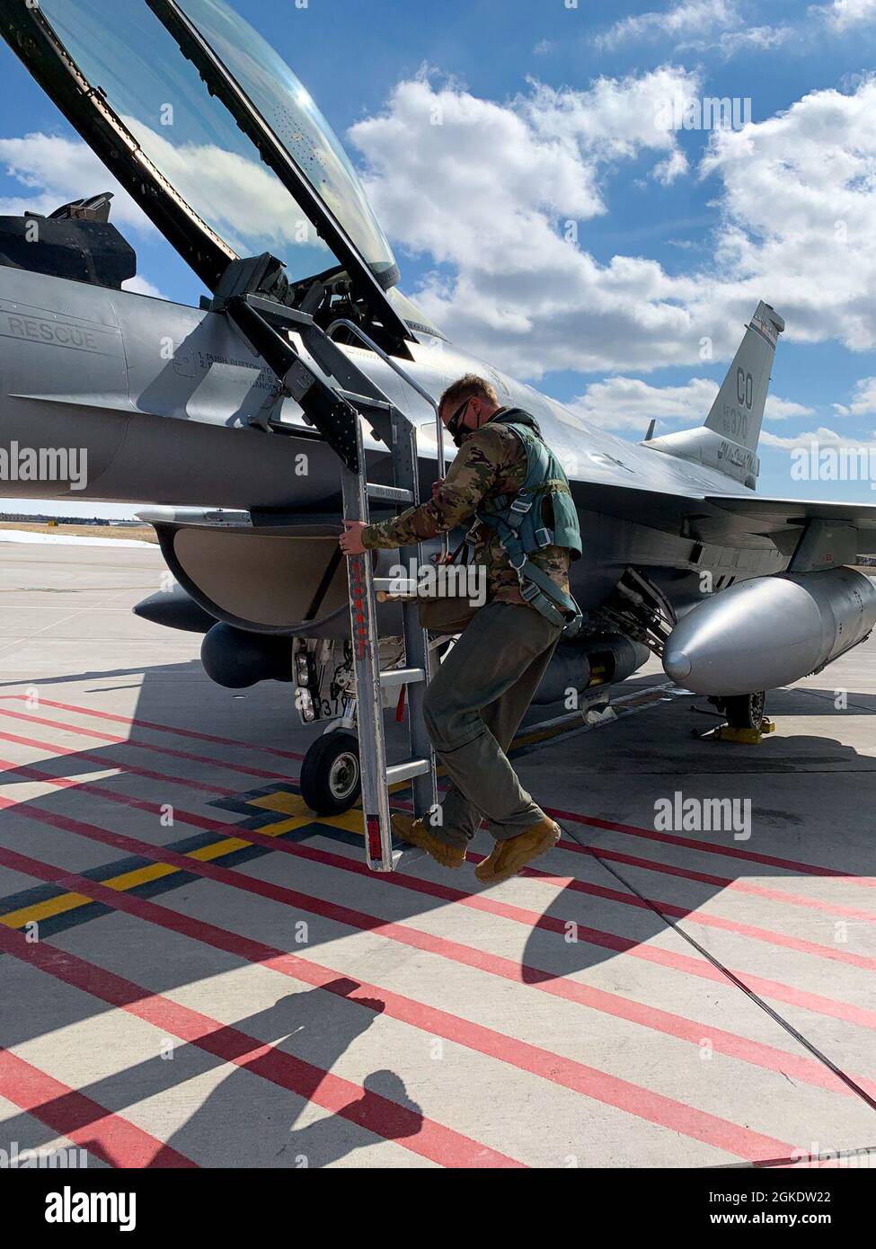 La Garde nationale aérienne du Colorado F-16 Fighting Falcons de la 140e Escadre rentrent à la base aérienne de Buckley après avoir participé à l'exercice Aralgam Dart 21-02, le 24 mars 2021. L'exercice se tiendra à partir de mars 20-26 et s'étendra de la mer de Beaufort à Thule, au Groenland, et s'étendra vers le sud, le long de l'Atlantique est, jusqu'à la côte américaine du Maine. Amalgame Dart 21-02 offre au NORAD l'occasion de perfectionner ses compétences en matière de défense de la patrie à mesure que les forces canadiennes, américaines et de l'OTAN opèrent ensemble dans l'Arctique. Commandement binational canadien et américain, le NORAD utilise des capteurs spatiaux, aériens et terrestres, Banque D'Images